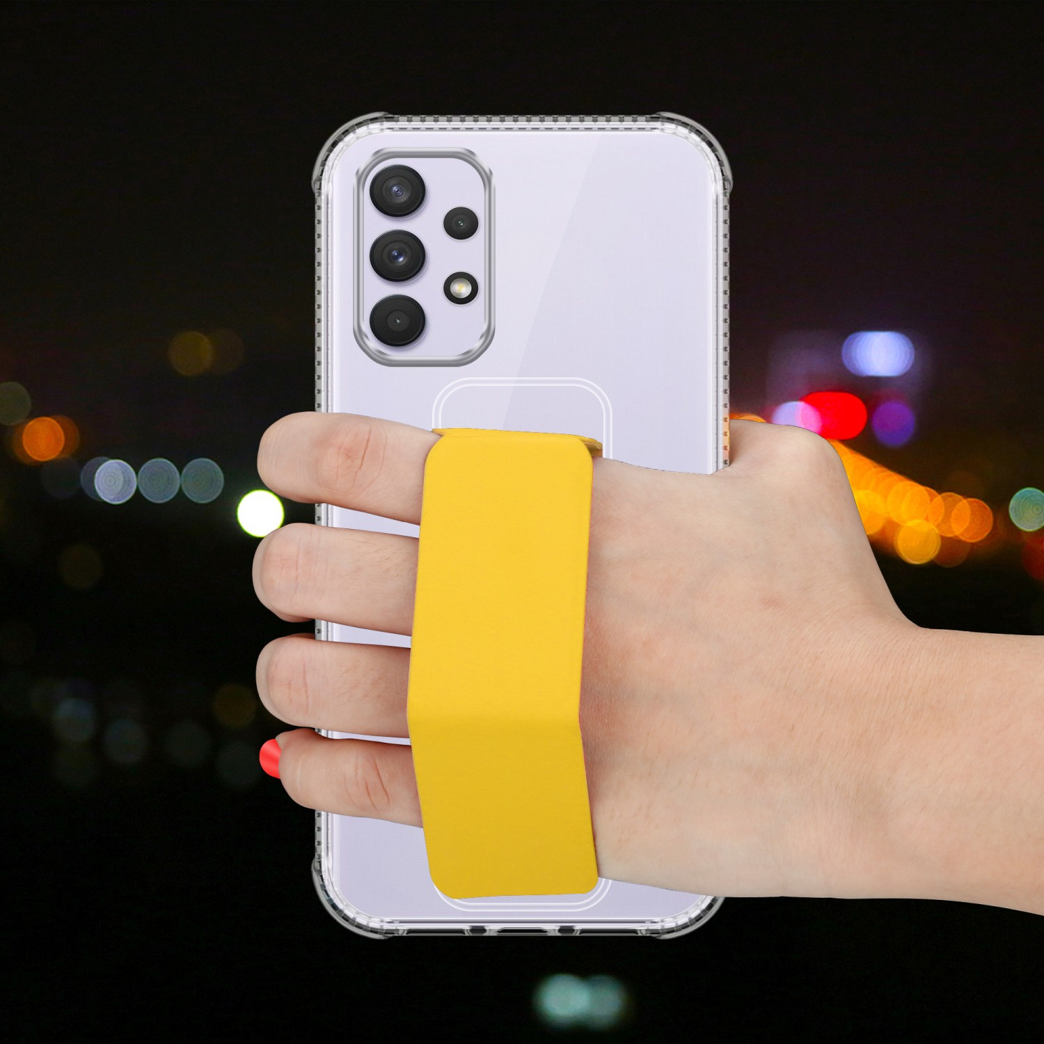 Eine Hand hält ein Telefon mit einem gelben Band daran. Der Hintergrund ist verschwommen.