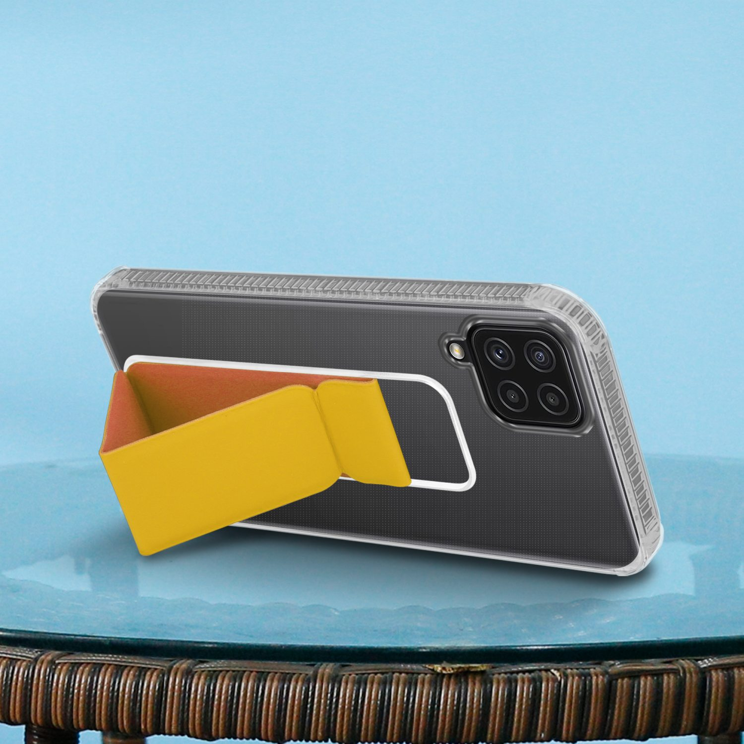 Telefon mit klarer Hülle, abgestützt durch einen gelb-orangenen Ständer.