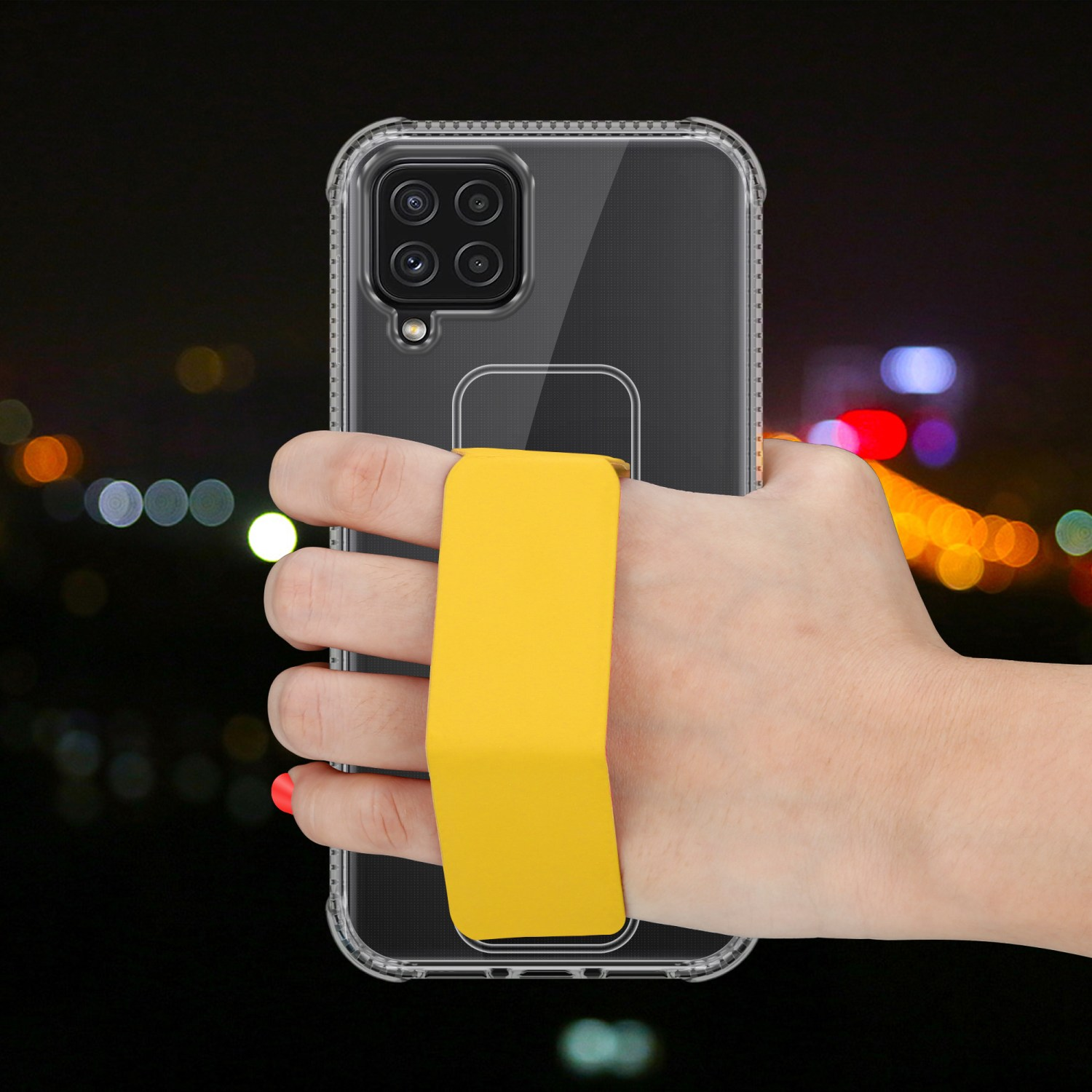 Hand, die ein Telefon mit gelbem Riemen hält. Dunkler Hintergrund mit Lichtern.