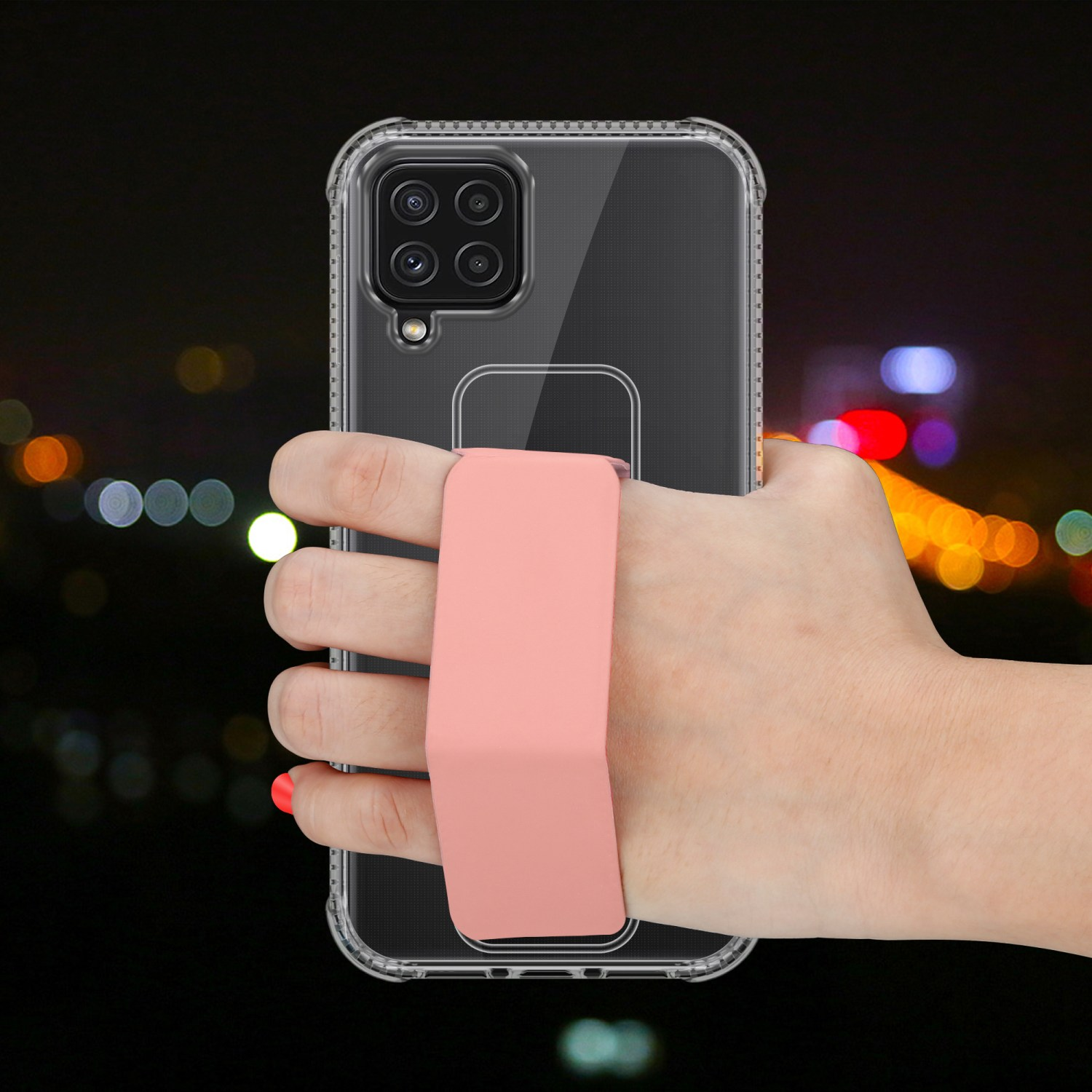 Hand hält transparente Handyhülle mit pinkfarbenem Riemen, Nachtansicht.