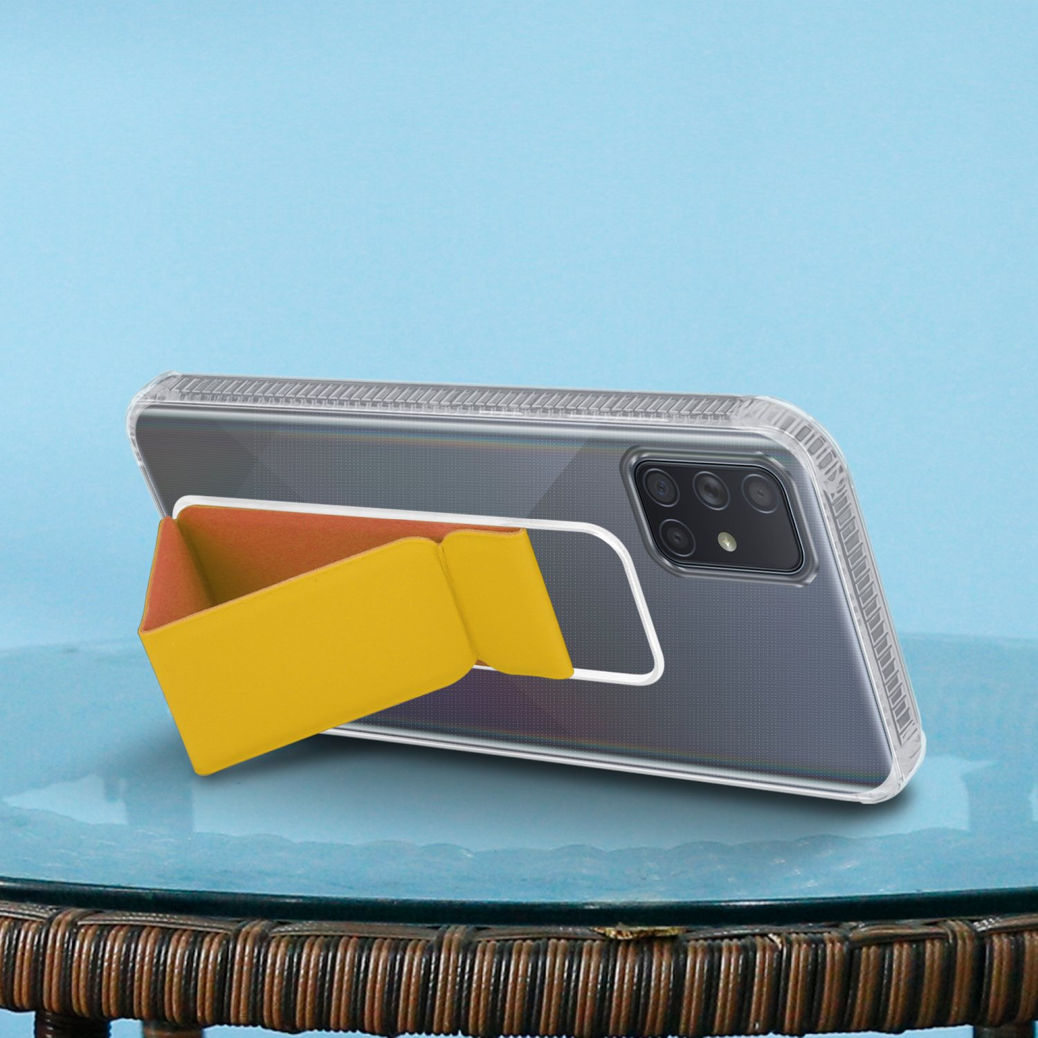 Ein Telefon mit transparentem Gehäuse und einem gelben Ständer. Es ist auf blauem Hintergrund.