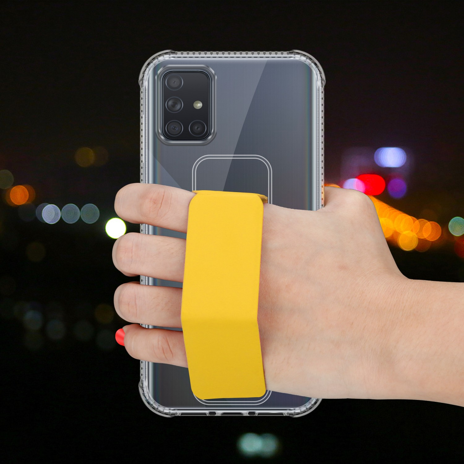 Eine Hand, die ein Telefon mit gelbem Haltegurt hält, vor unscharfem Hintergrund.