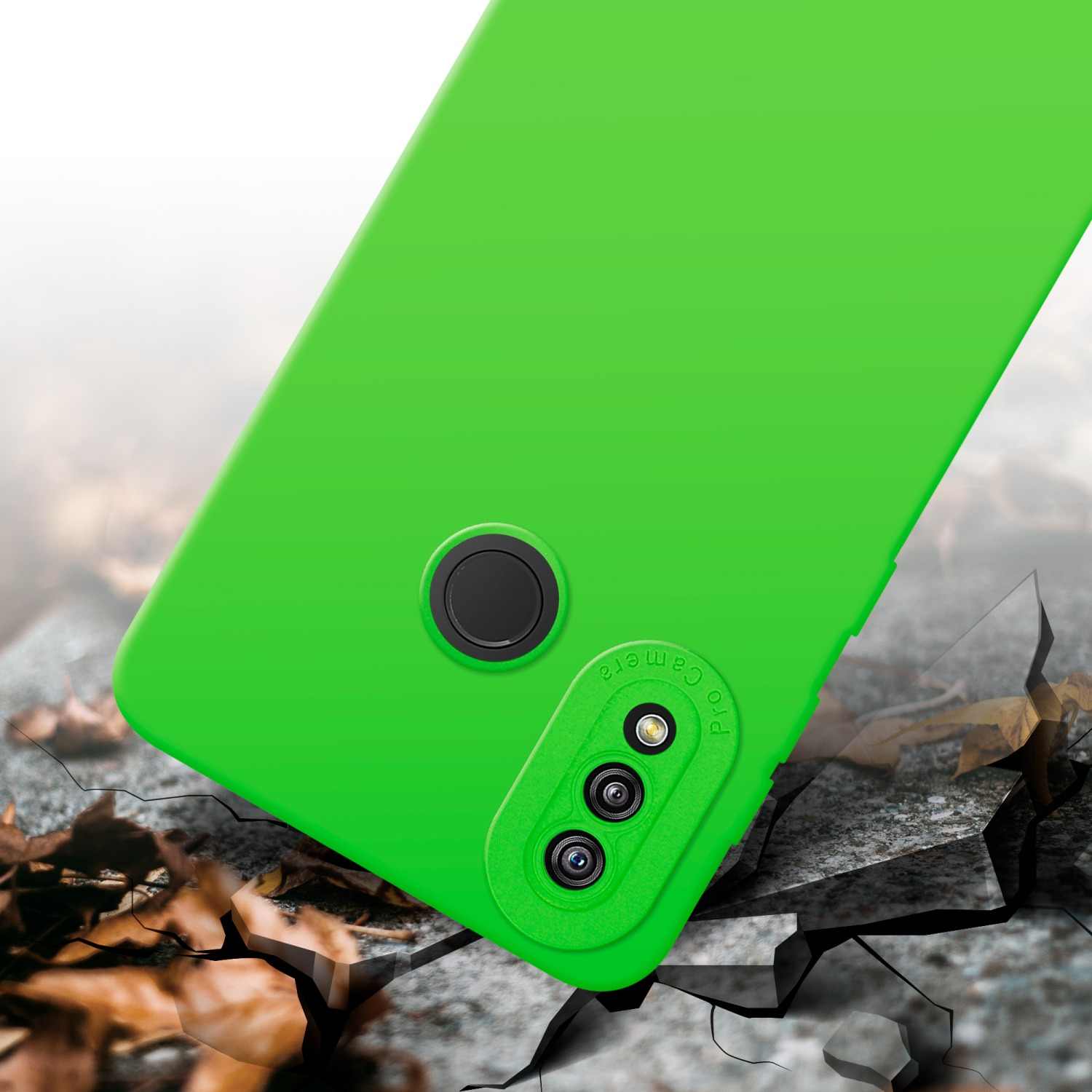Custodia per telefono verde su superficie incrinata, con sporgenza della fotocamera, angolata.