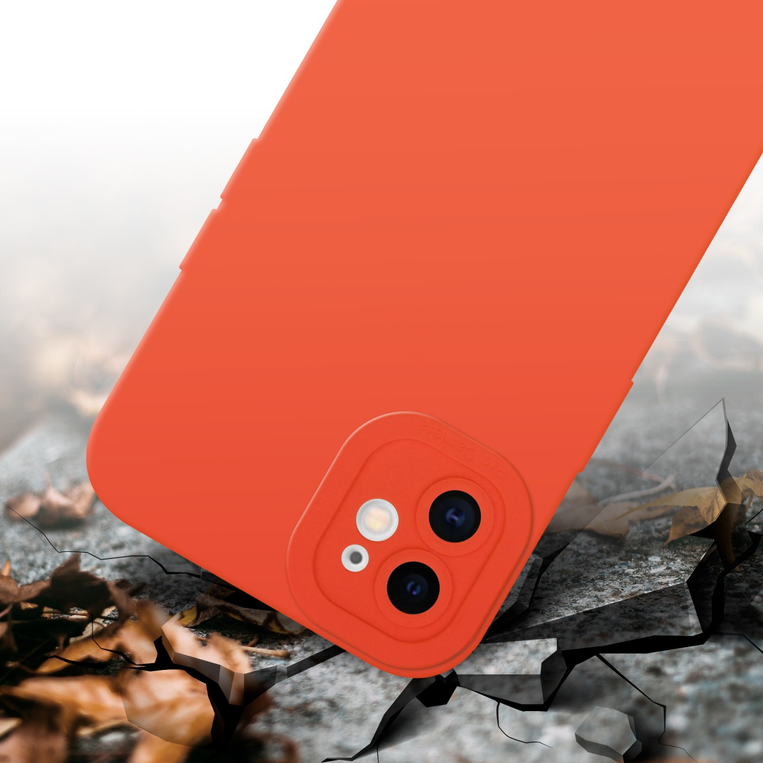Una custodia per telefono arancione e la parte della fotocamera con terreno crepato sullo sfondo.