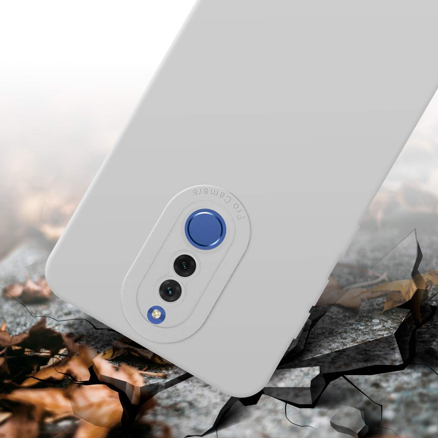 Custodia bianca per telefono con protuberanza della fotocamera. La custodia è su una superficie che si sta rompendo. Sono visibili foglie.
