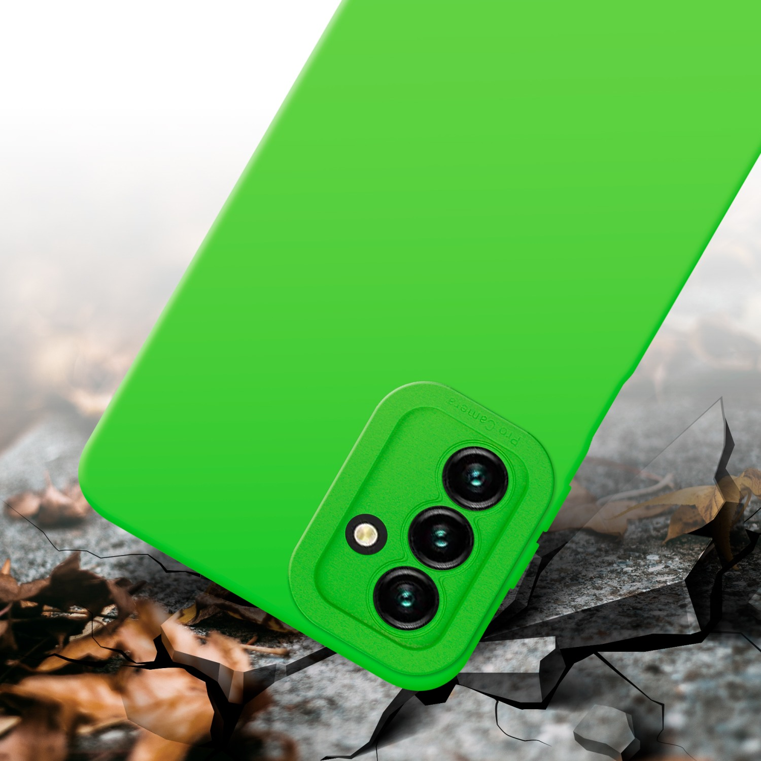 Custodia per telefono verde su terreno crepato. La custodia ha tre fotocamere.