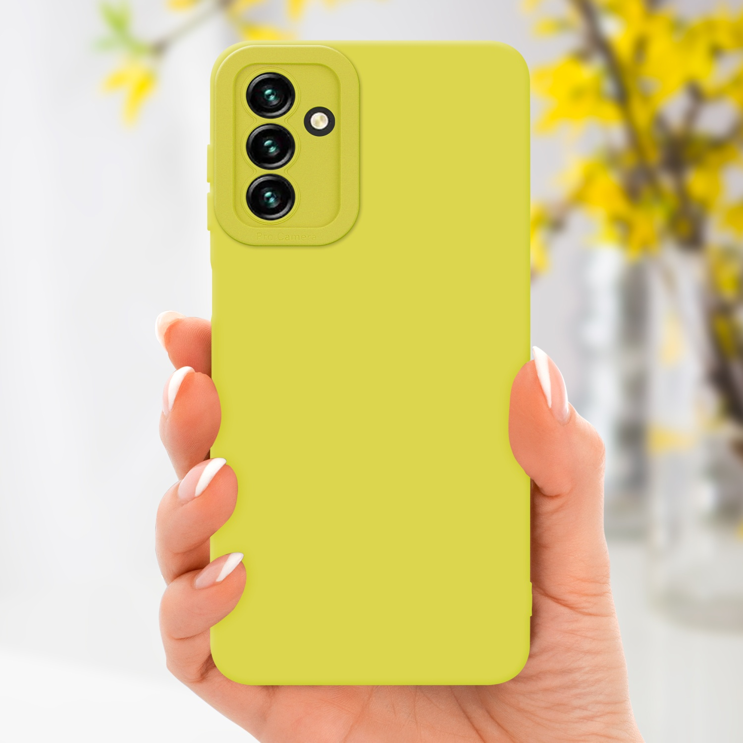 Una mano che tiene una custodia gialla per telefono, con uno sfondo giallo e fiori gialli.