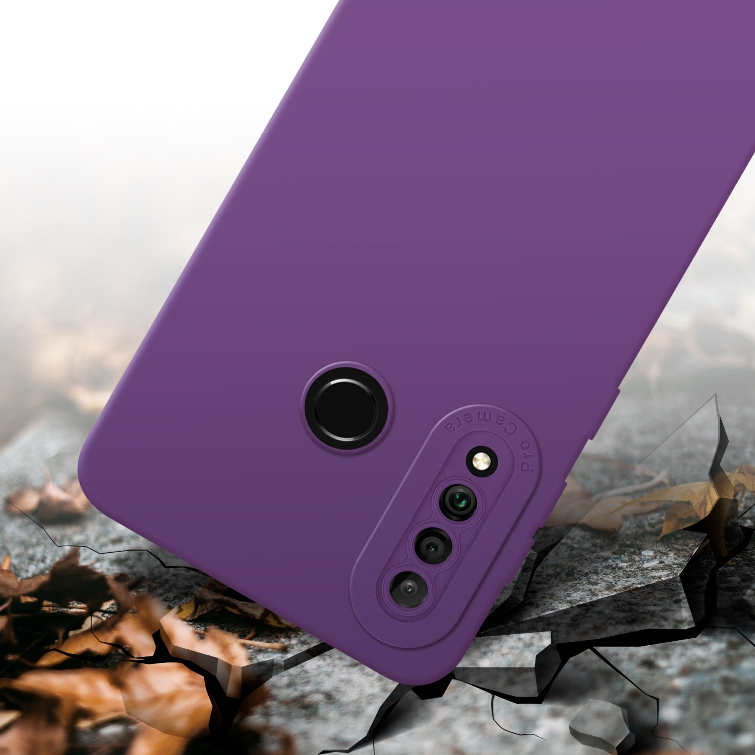 Custodia per telefono viola su una superficie incrinata con foglie e dettagli della fotocamera.