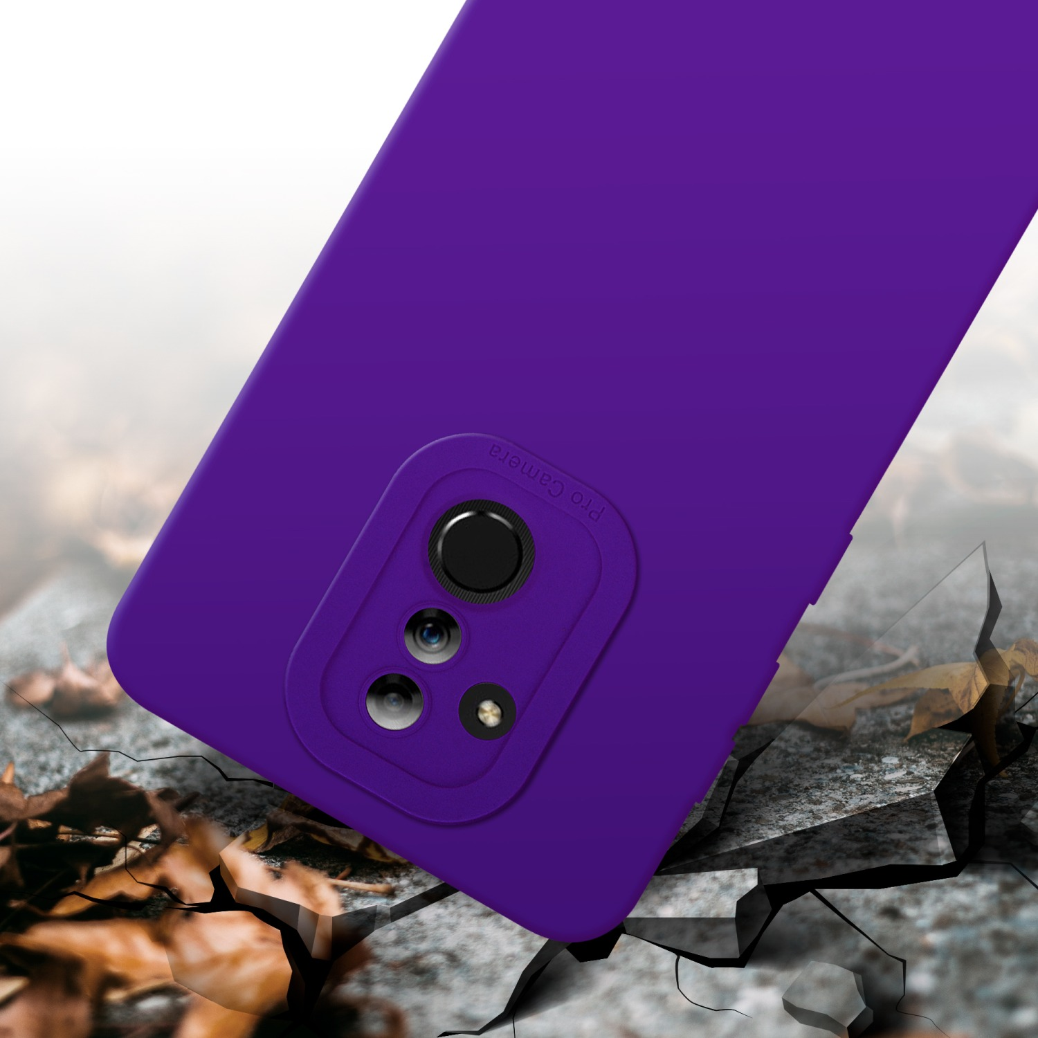 Custodia per telefono viola con tre fotocamere, su una superficie incrinata, con sfondo sfocato.
