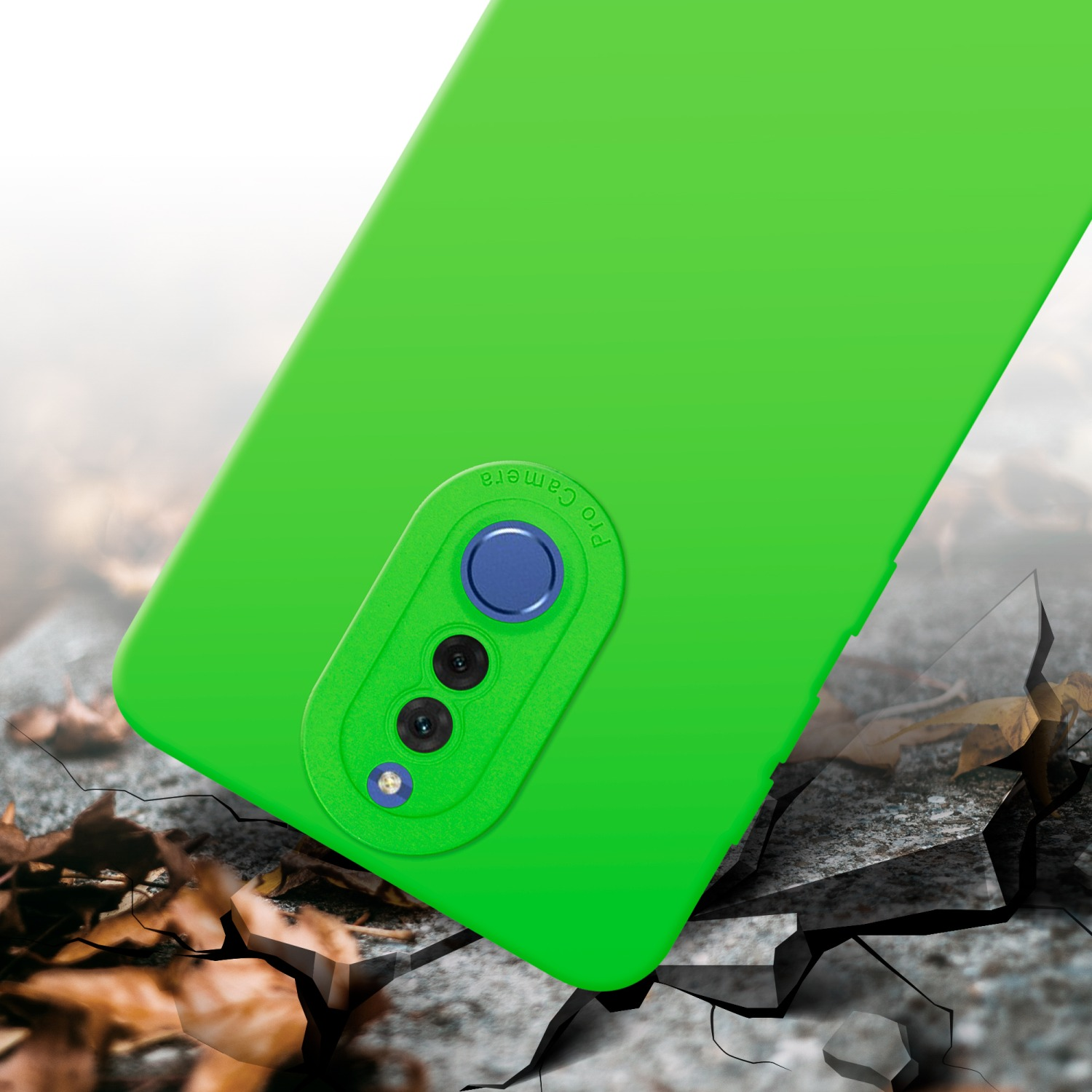 Custodia verde con modulo fotocamera. Lo sfondo mostra una superficie crepata.