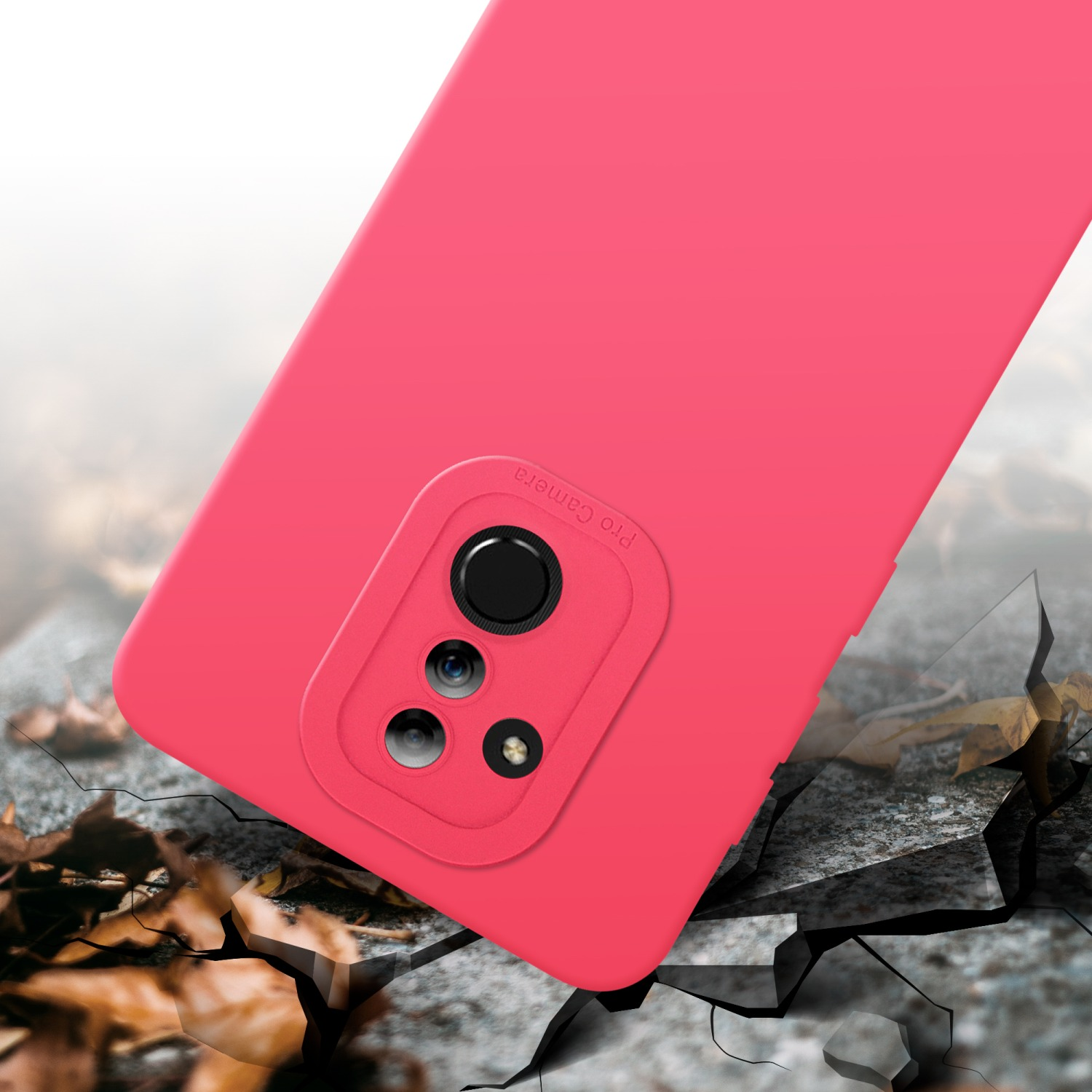 Custodia rossa con protezione fotocamera nera su superficie crepata con foglie.