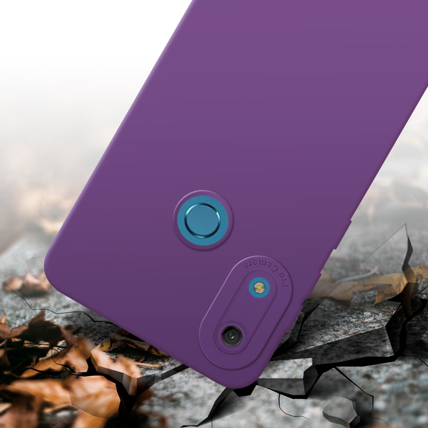 Coque de téléphone violette sur sol fissuré.