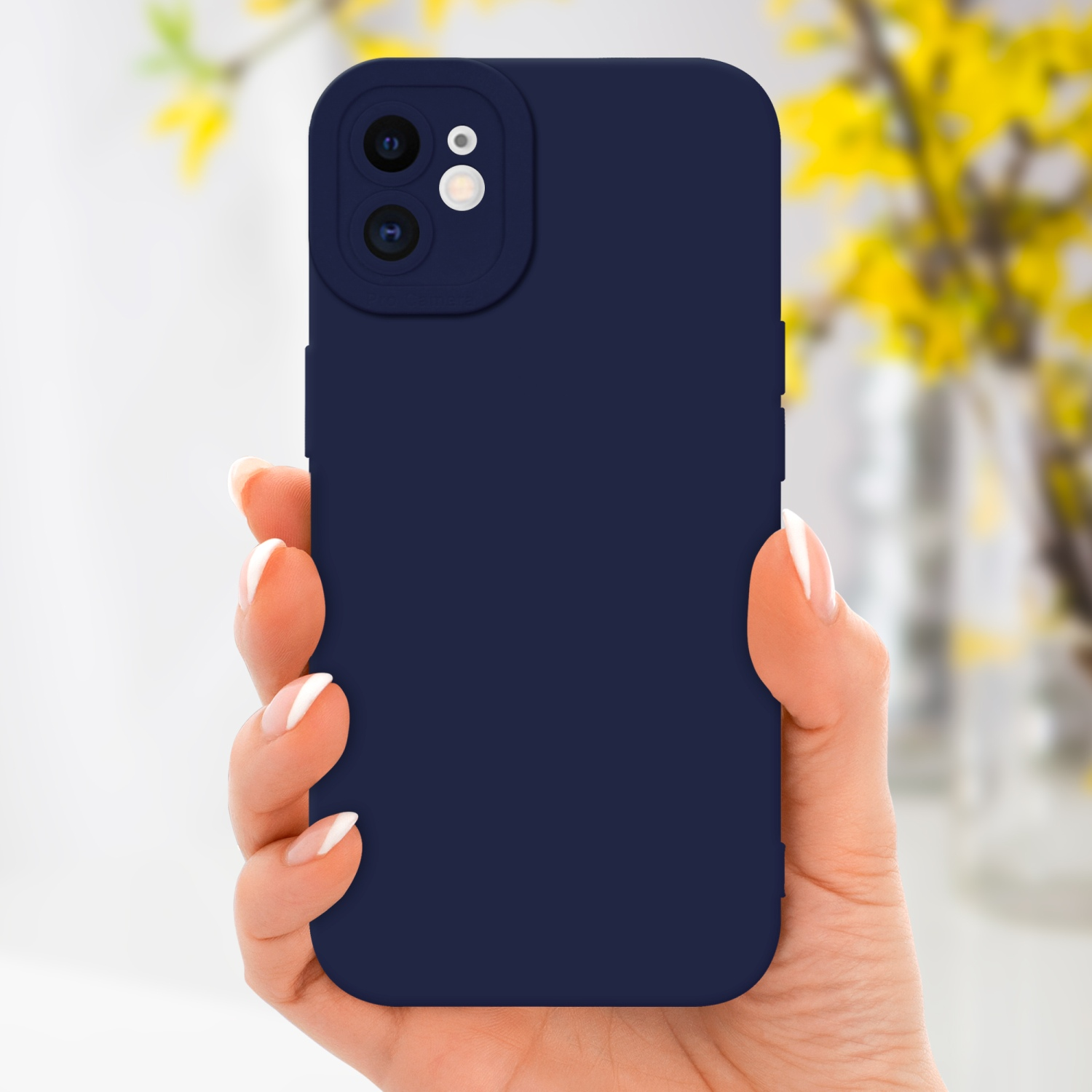 Una mano tiene una custodia blu navy, con fiori gialli sullo sfondo.