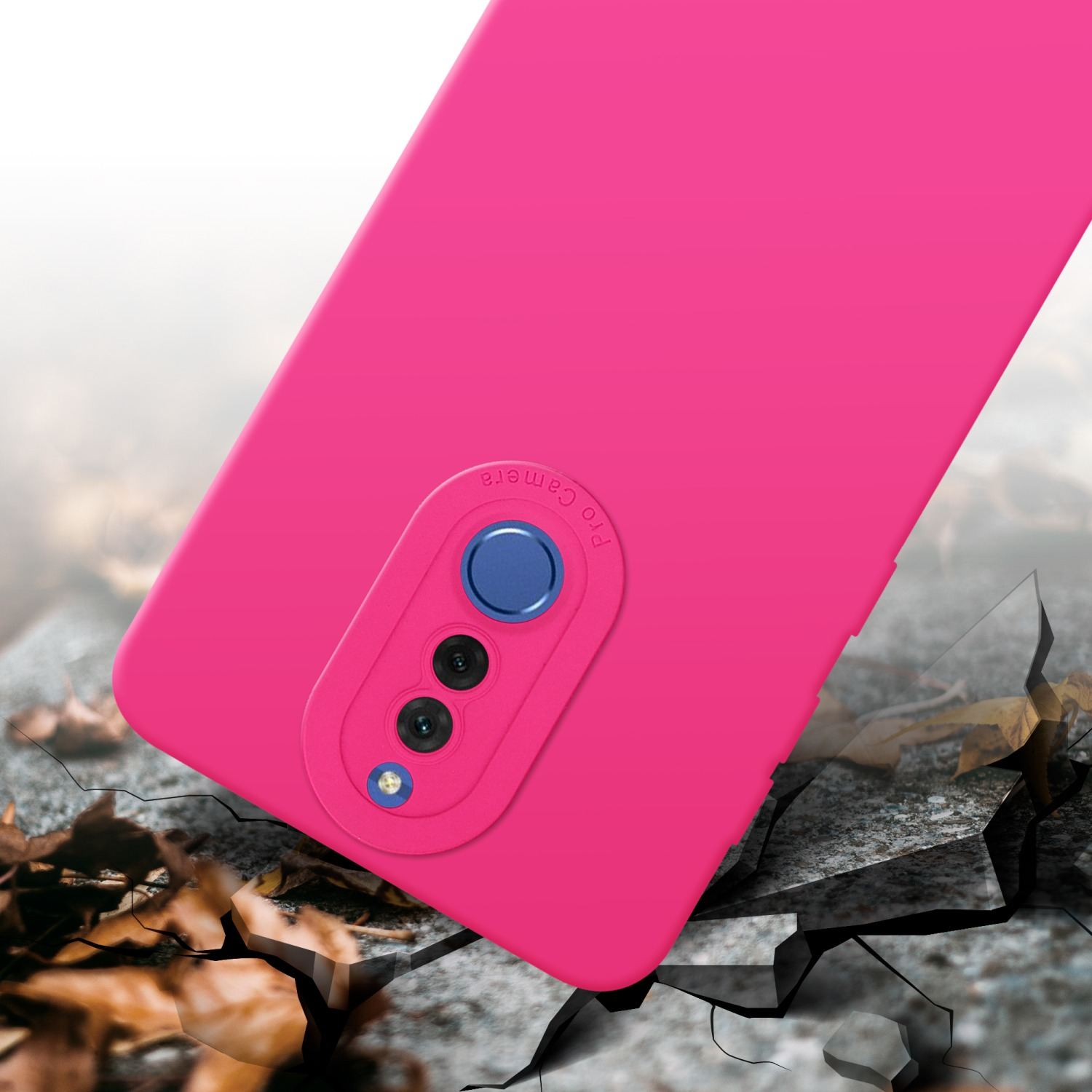 Una custodia per telefono rosa con un rigonfiamento della fotocamera, su una superficie incrinata. Foglie visibili.