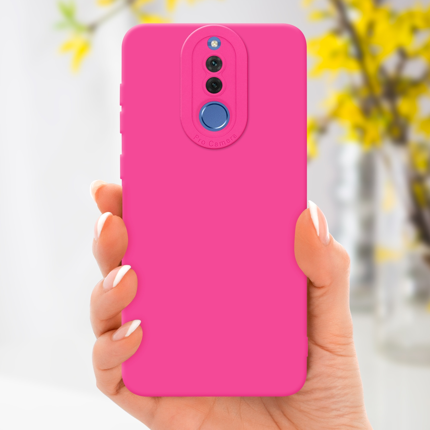 Una mano tiene una custodia rosa per telefono, evidenziando la sezione fotocamera.