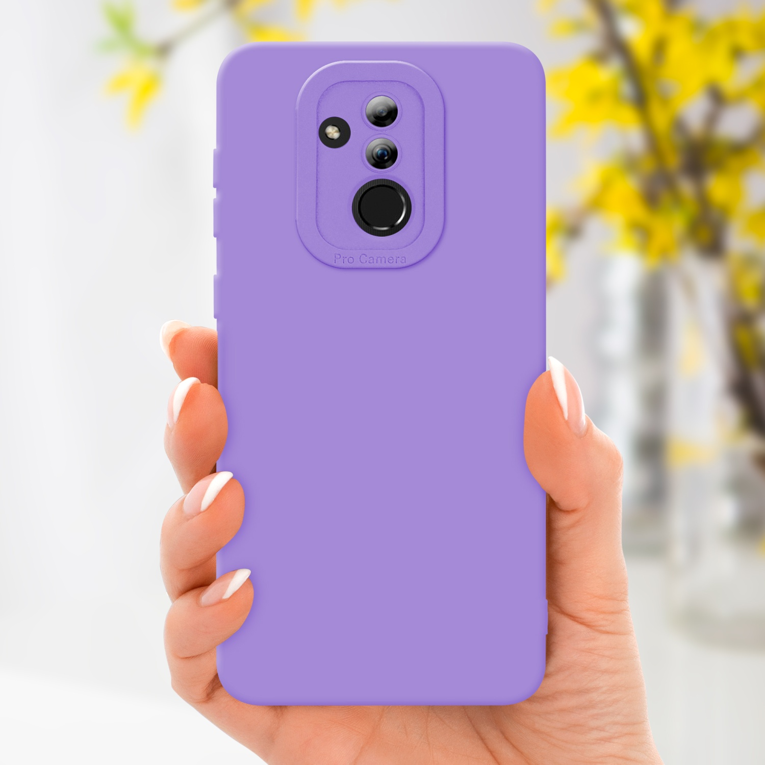 Mano che tiene una custodia viola con foro per la fotocamera. Lo sfondo è sfocato.