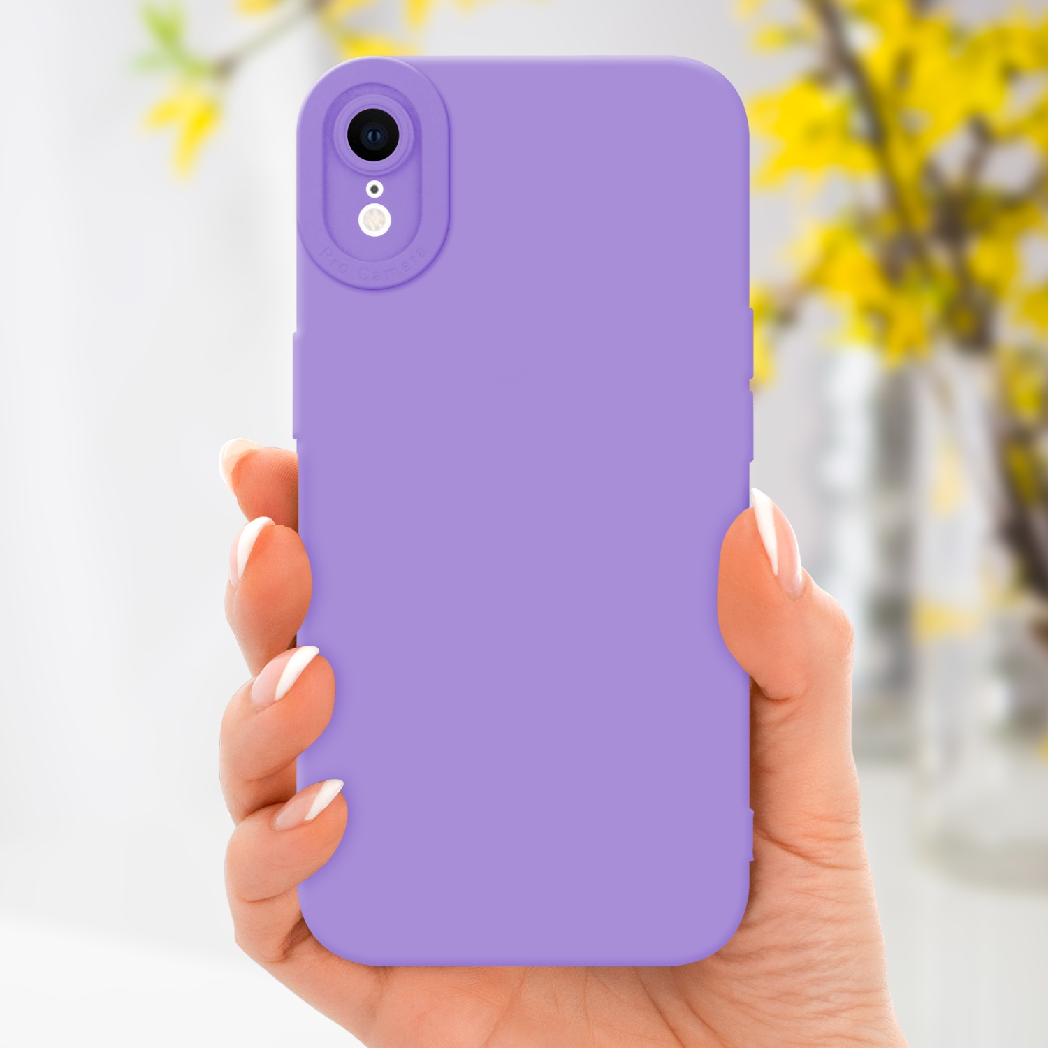 Mano che tiene un telefono viola in una custodia viola. Fiori gialli sfocati sullo sfondo.