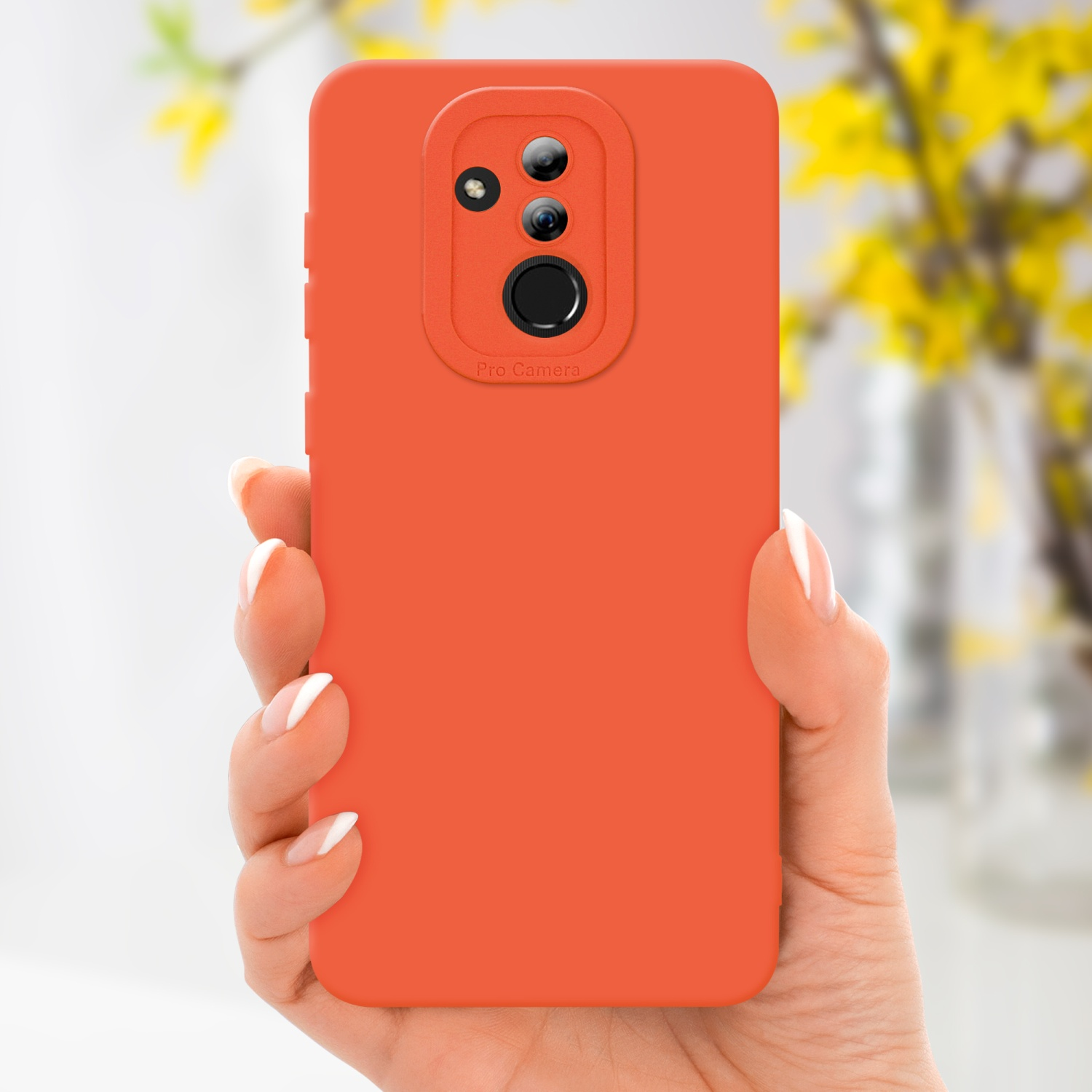 Una mano che tiene una custodia arancione per telefono. La custodia ha un ritaglio per la fotocamera. Sfondo sfocato.