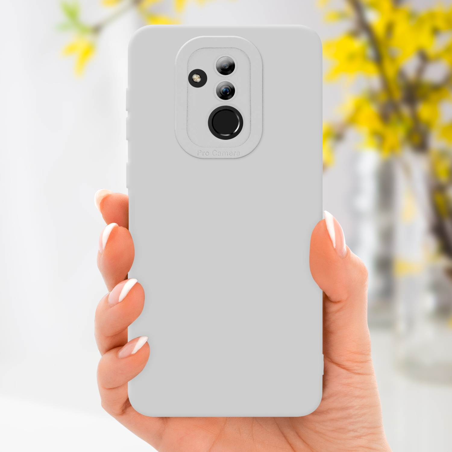Una mano che tiene una custodia per telefono grigio chiaro con un modulo fotocamera sul retro.