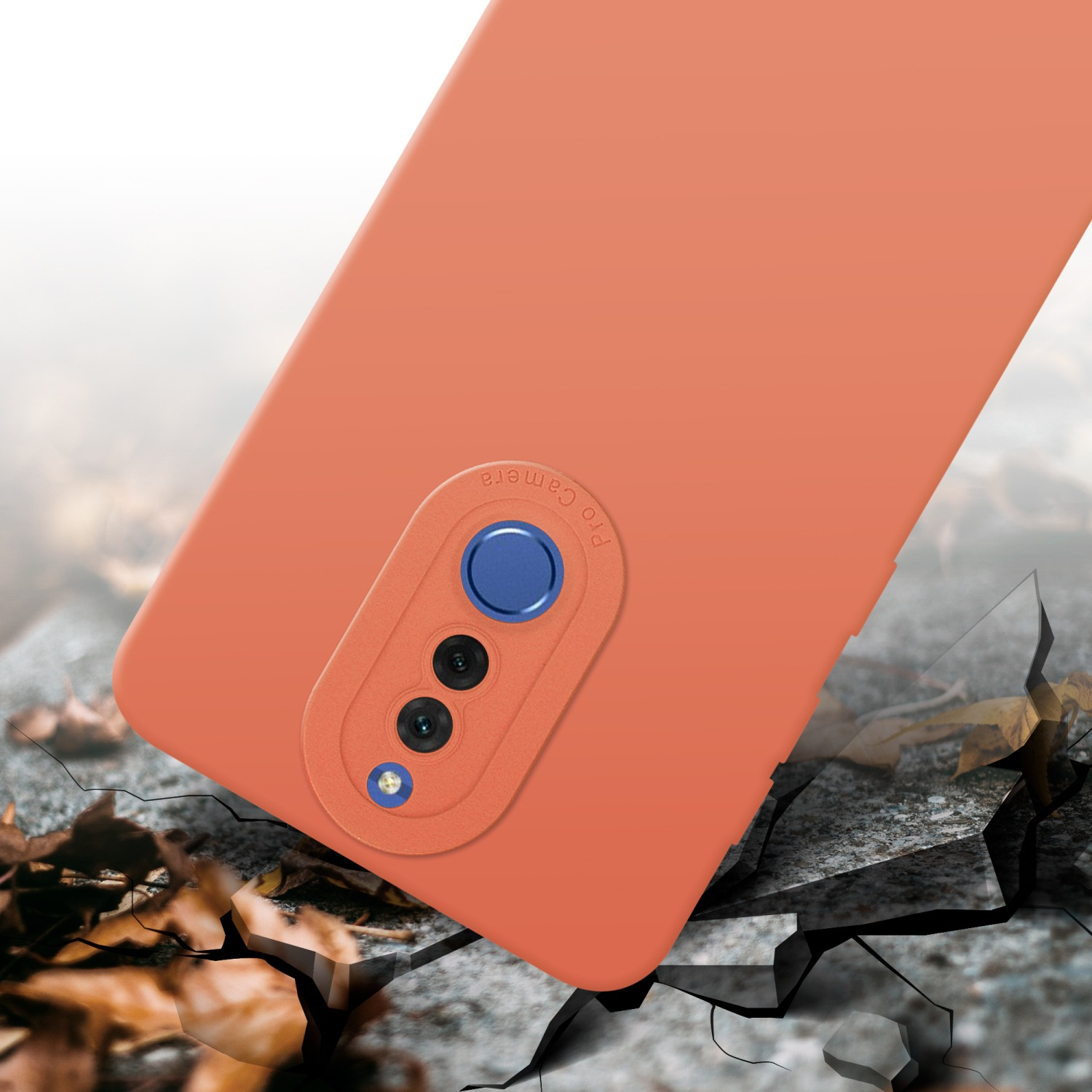 Una custodia per telefono arancione con un rialzo per la fotocamera si trova su una superficie crepata con foglie.