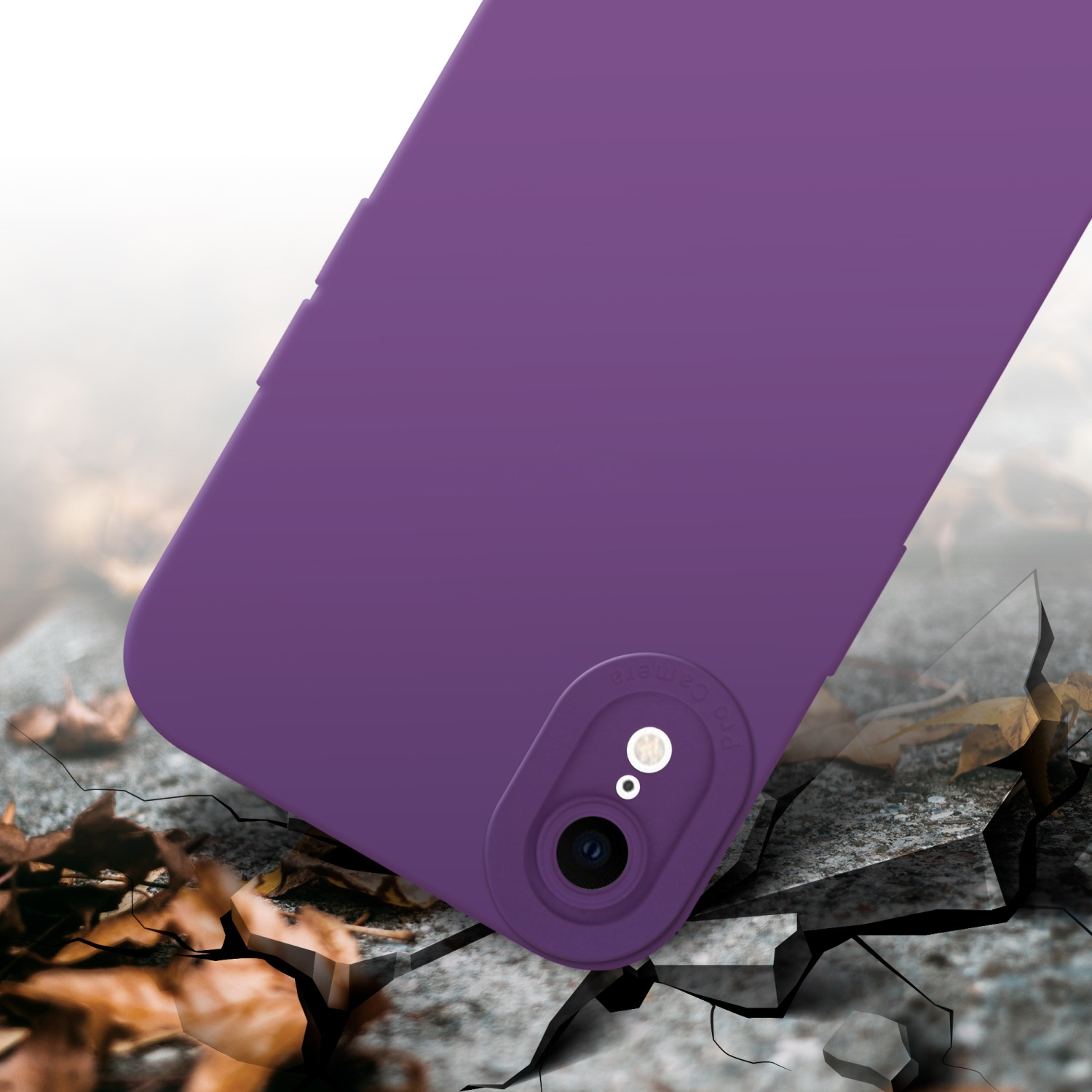 Una custodia viola per telefono su una superficie incrinata. La custodia è angolata e leggermente sfocata.