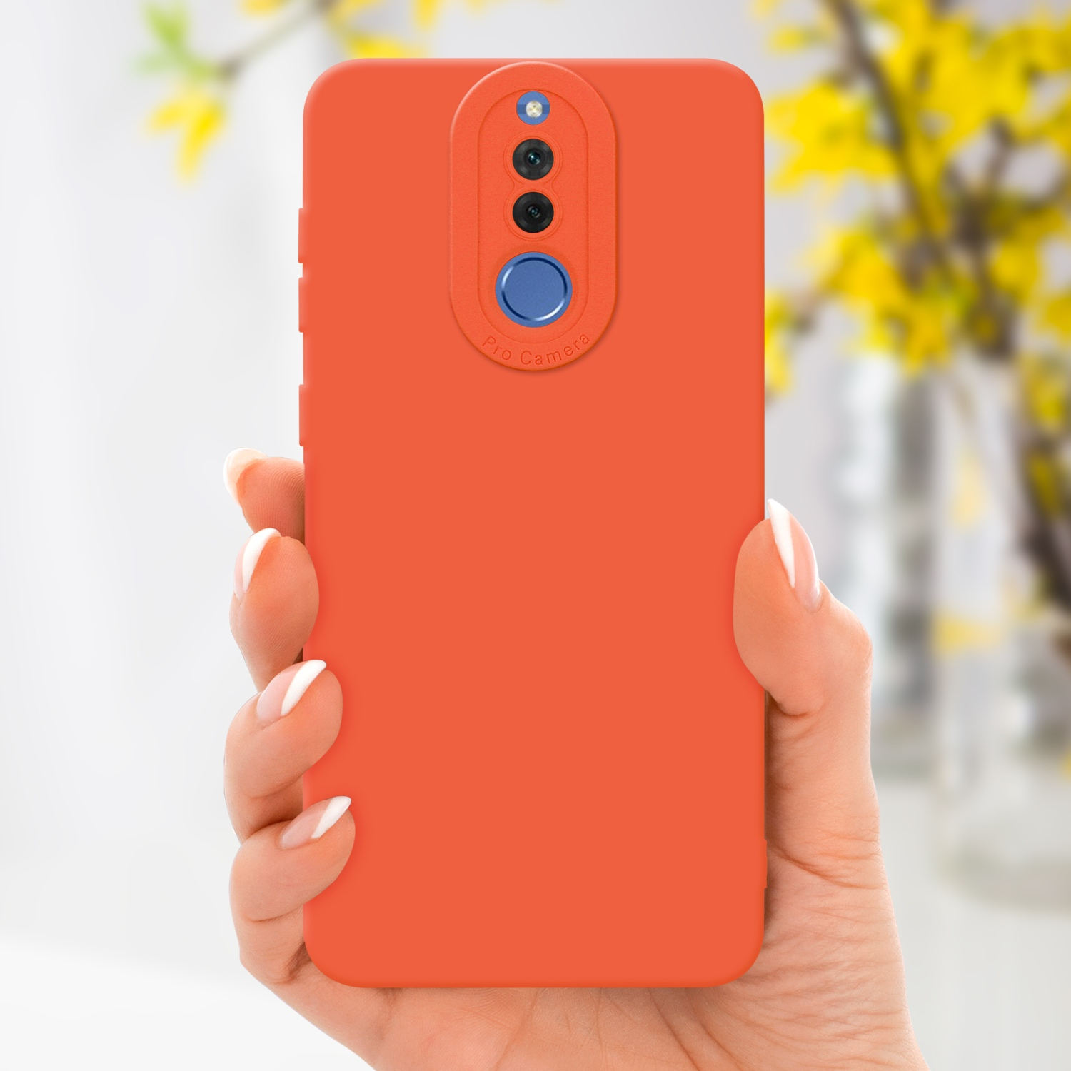 Una custodia per telefono arancione tenuta in mano, con uno sfondo di fiori gialli.
