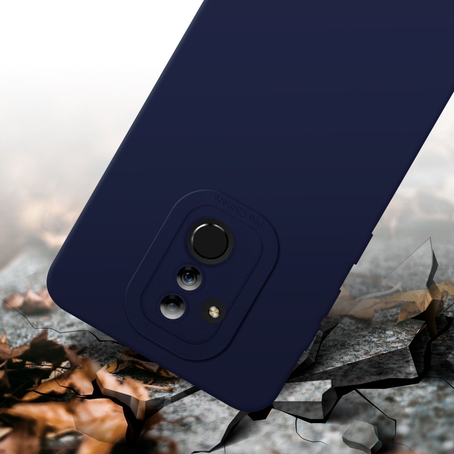 Custodia blu navy con zona fotocamera, posizionata su una superficie ruvida.