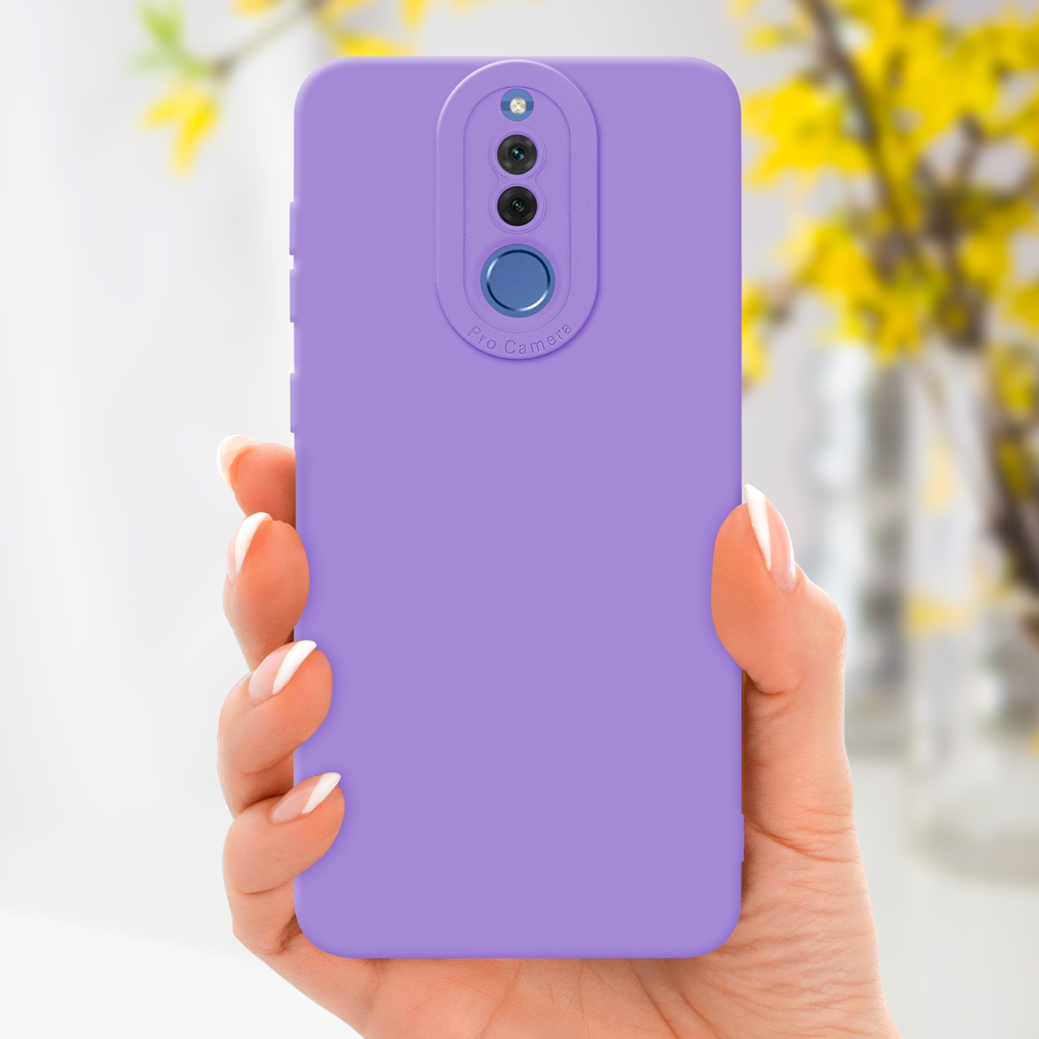 Mano che tiene una custodia viola con un modulo fotocamera. Fiori gialli sullo sfondo.