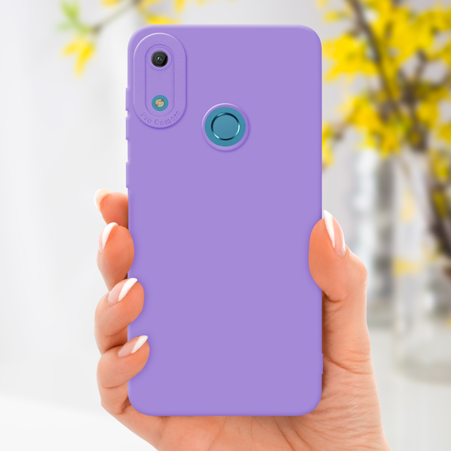 Una mano che tiene una custodia per telefono viola con una fotocamera. Fiori gialli sullo sfondo.