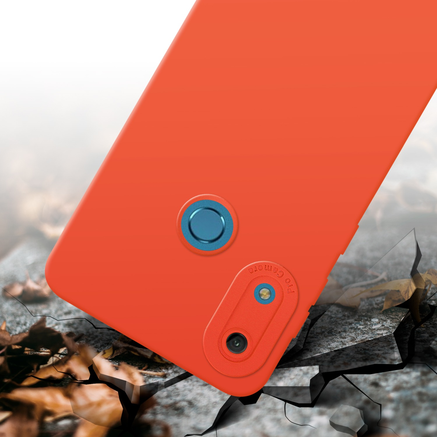 Une coque orange avec caméra bleue, inclinée sur sol fissuré, effet de dégâts.