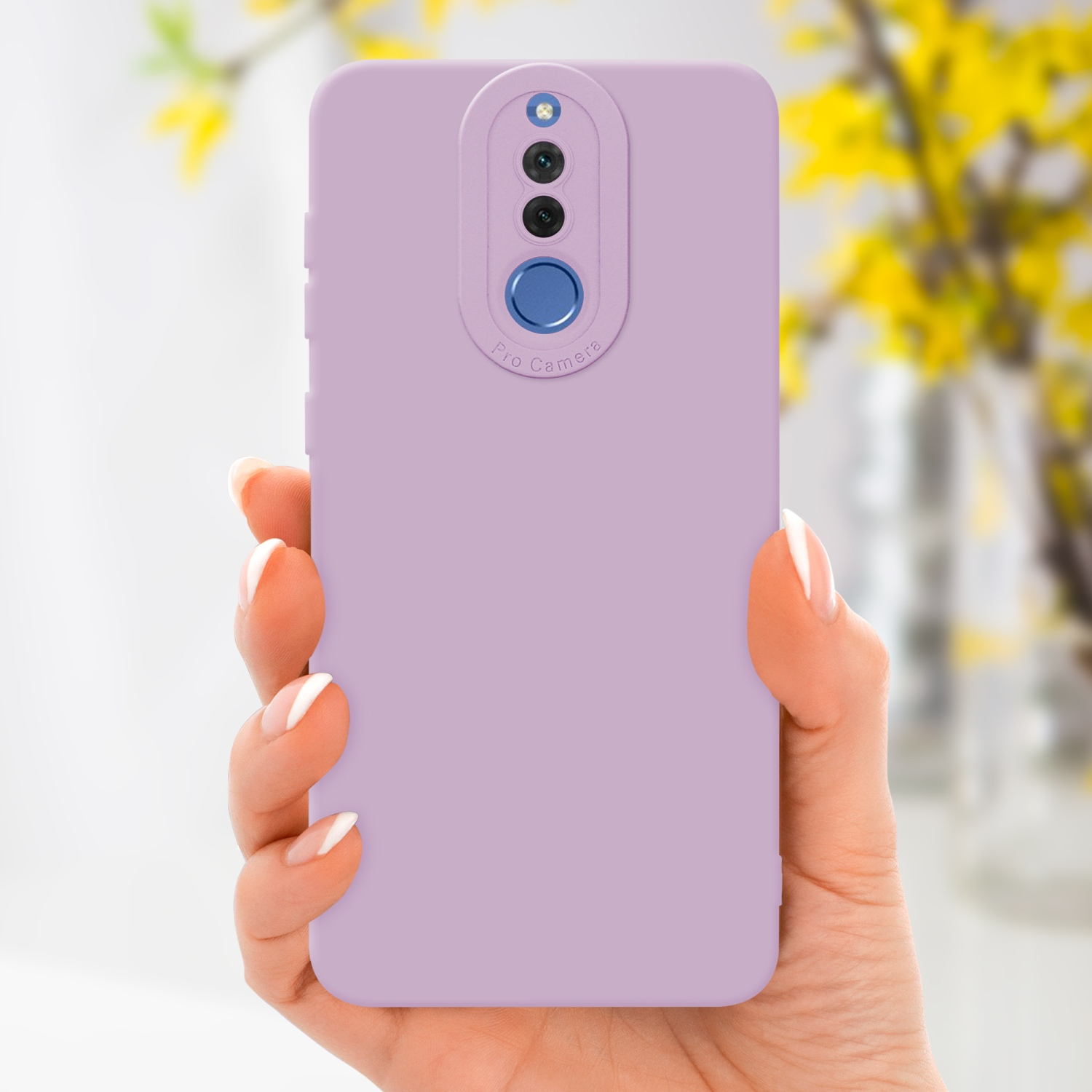 Una mano che tiene una custodia lavanda con una fotocamera.