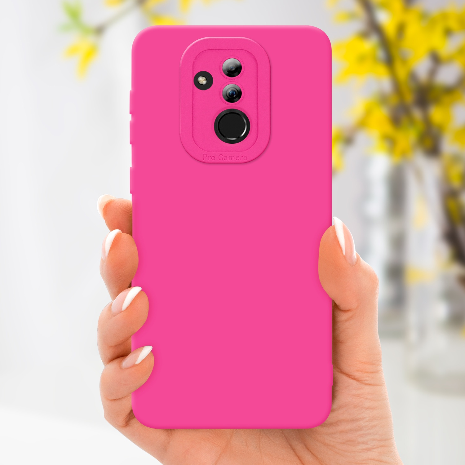 Mano che tiene un telefono rosa con custodia. Fiori gialli sfocati sullo sfondo.
