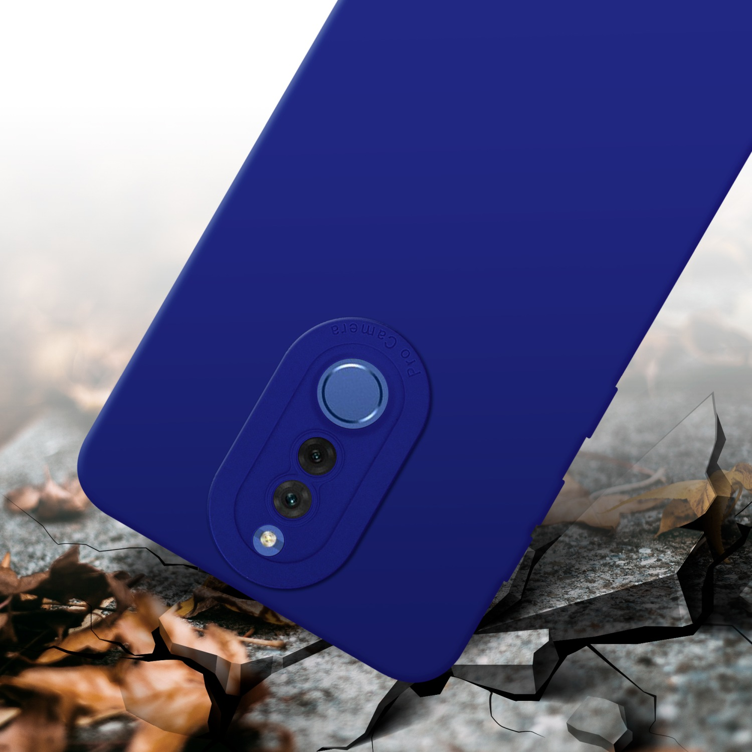 Custodia blu per telefono su una superficie incrinata. Dettaglio della fotocamera visibile.