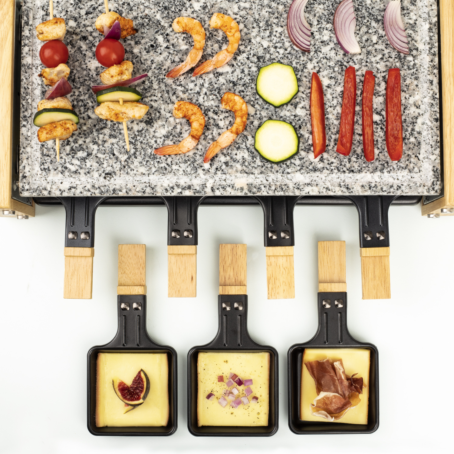 Grill do raclette z różnymi potrawami, w tym szaszłykami, krewetkami i serem.