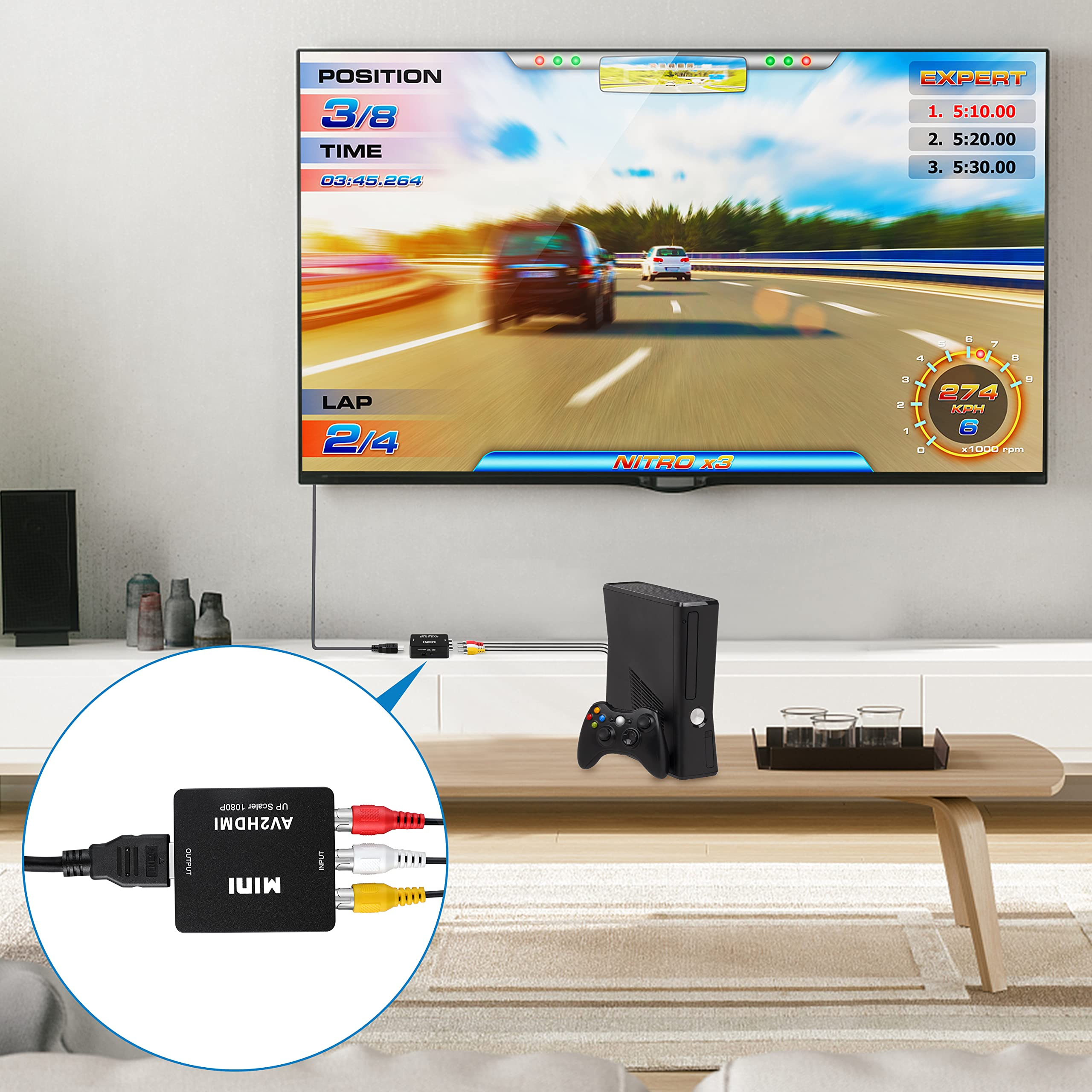 TV-Bildschirm, der ein Autorennen-Spiel zeigt. Schwarze Spielkonsole und Controller auf weißem Tisch.