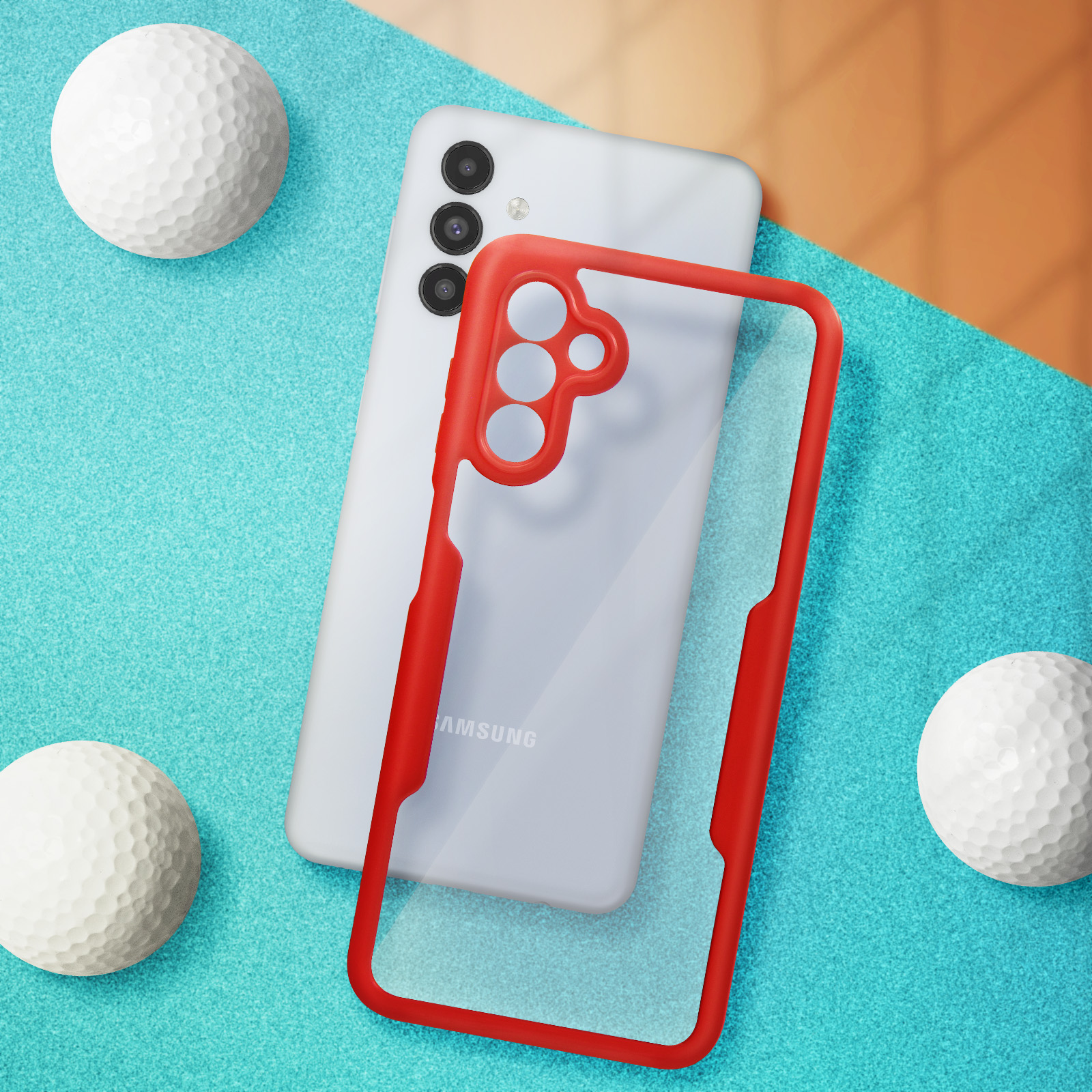 Une coque de téléphone aux bords rouges sur une surface bleu clair, avec des balles de golf blanches.