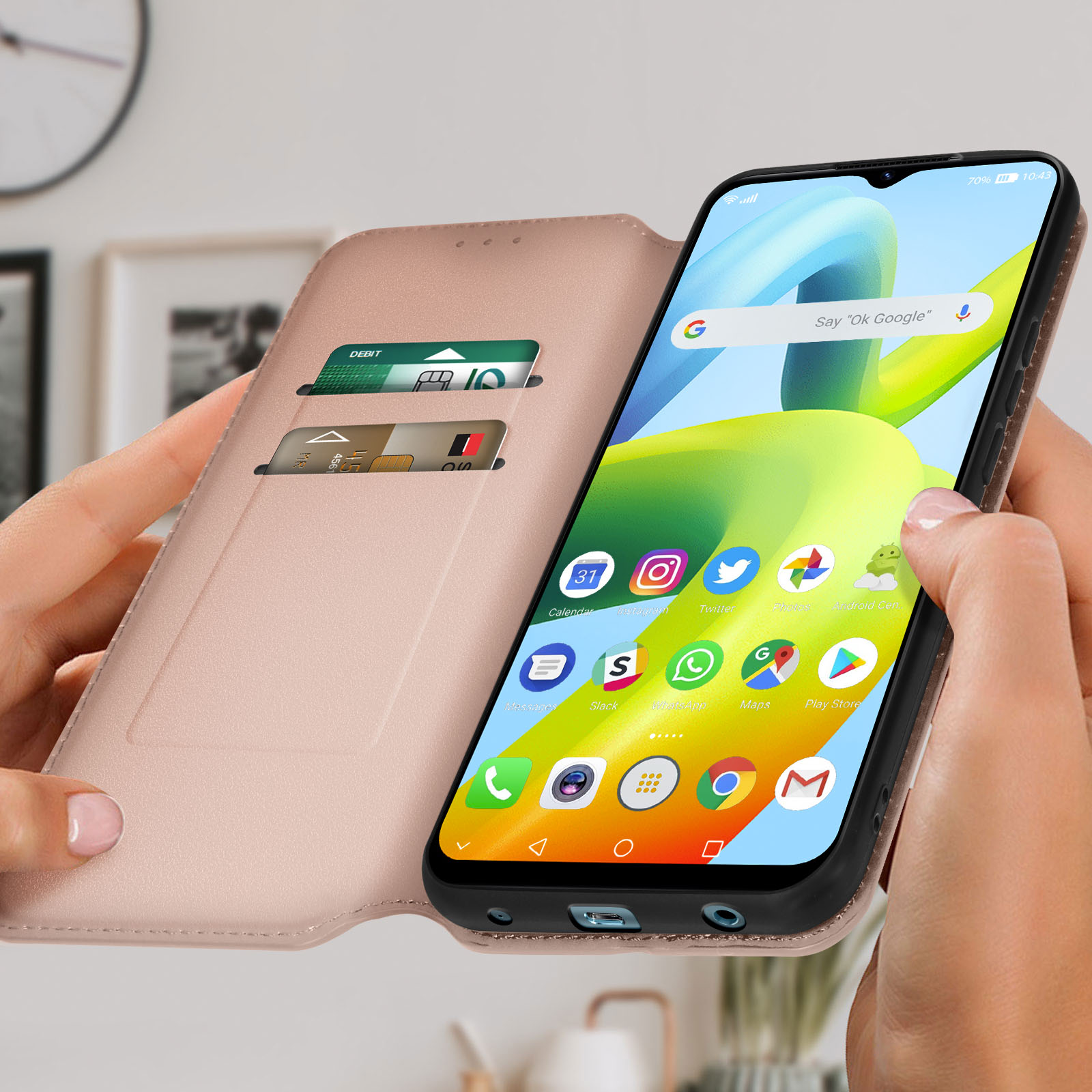 Un telefono in una custodia con portafoglio. Lo schermo del telefono mostra le icone delle app e la barra di ricerca di Google.