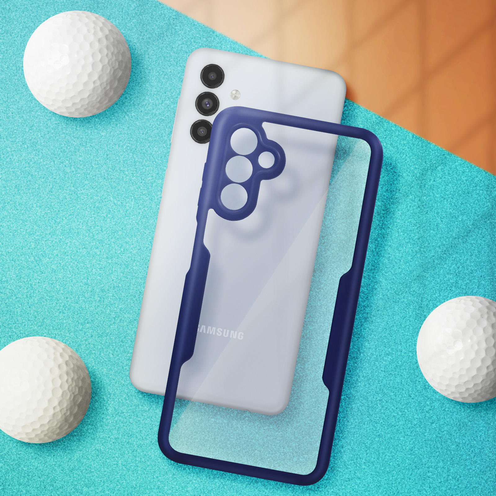 Téléphone et étui à côté de balles de golf sur une surface bleue. L'étui a un cadre bleu.