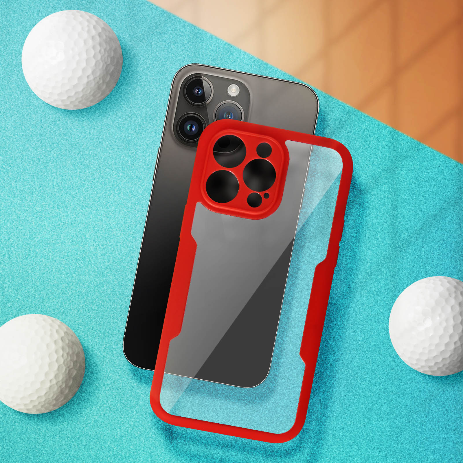 Zwarte telefoon met rode hoes, twee golfballen op een blauw oppervlak.