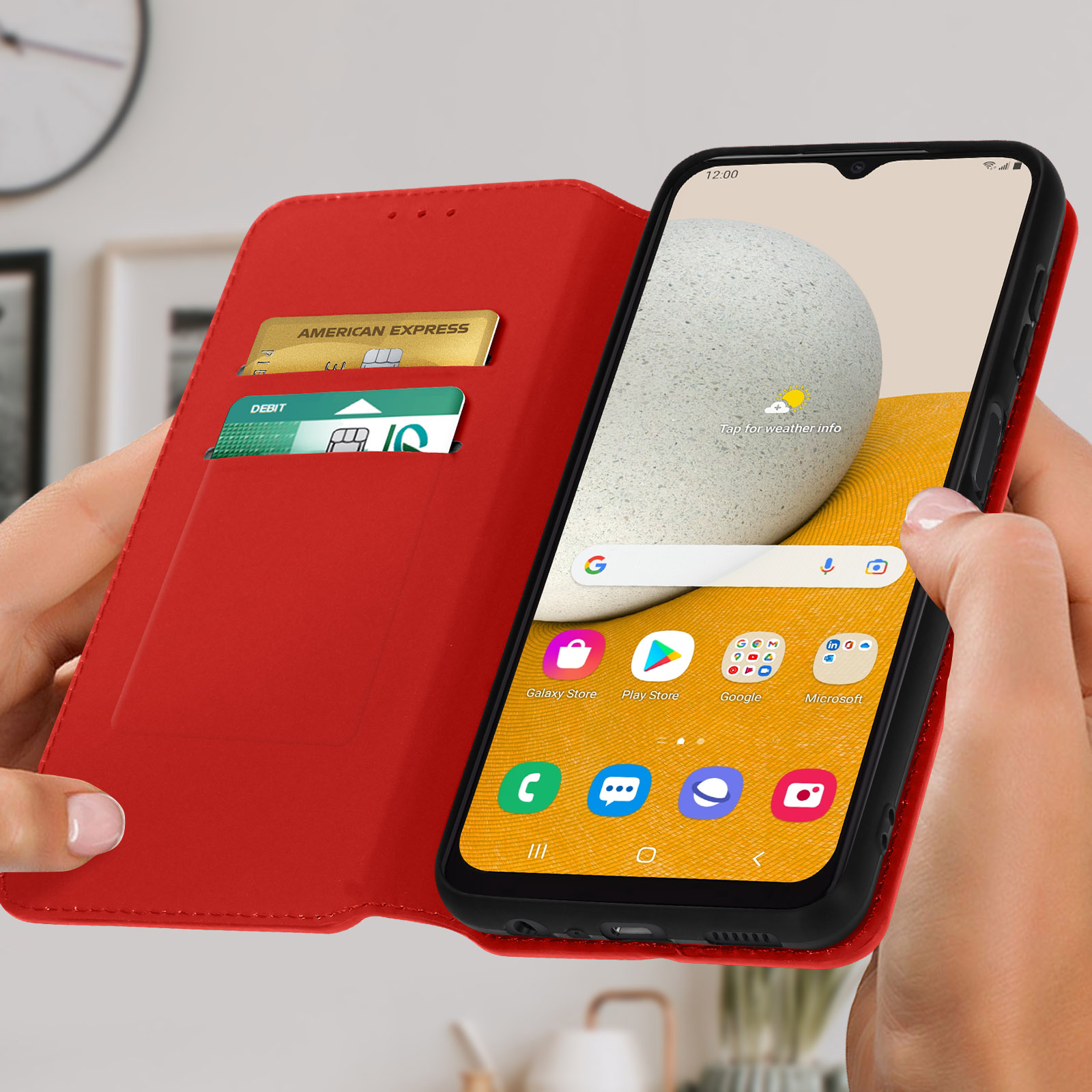 Una custodia rossa con fessura per carta di credito. Il telefono mostra meteo e icone delle app.