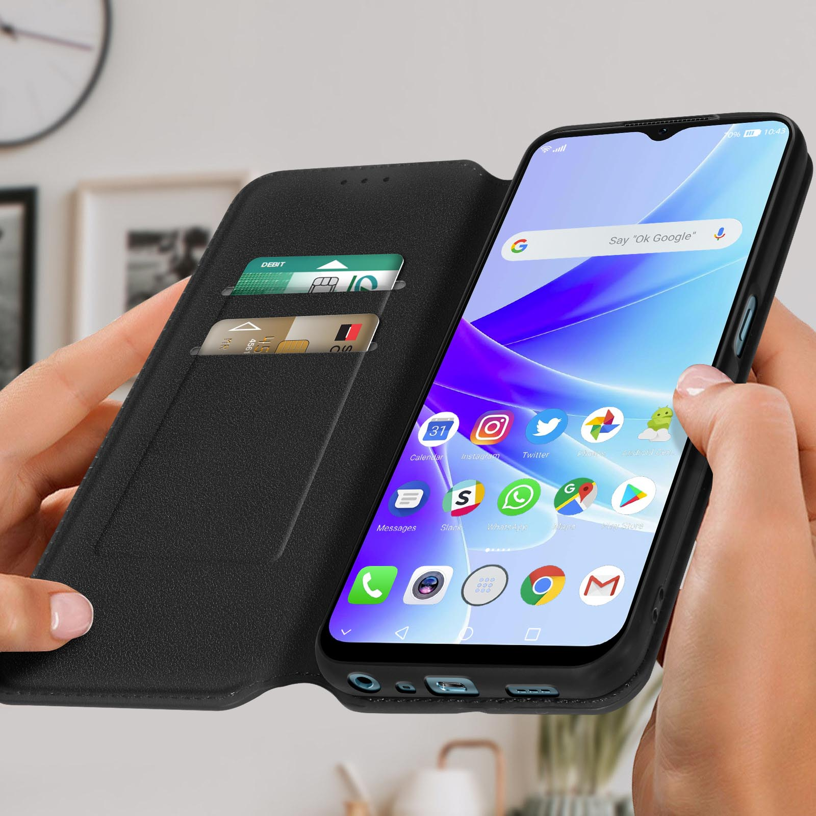 Un telefono in una custodia a portafoglio nera, aperto per mostrare lo schermo e le carte. Le mani tengono il telefono.