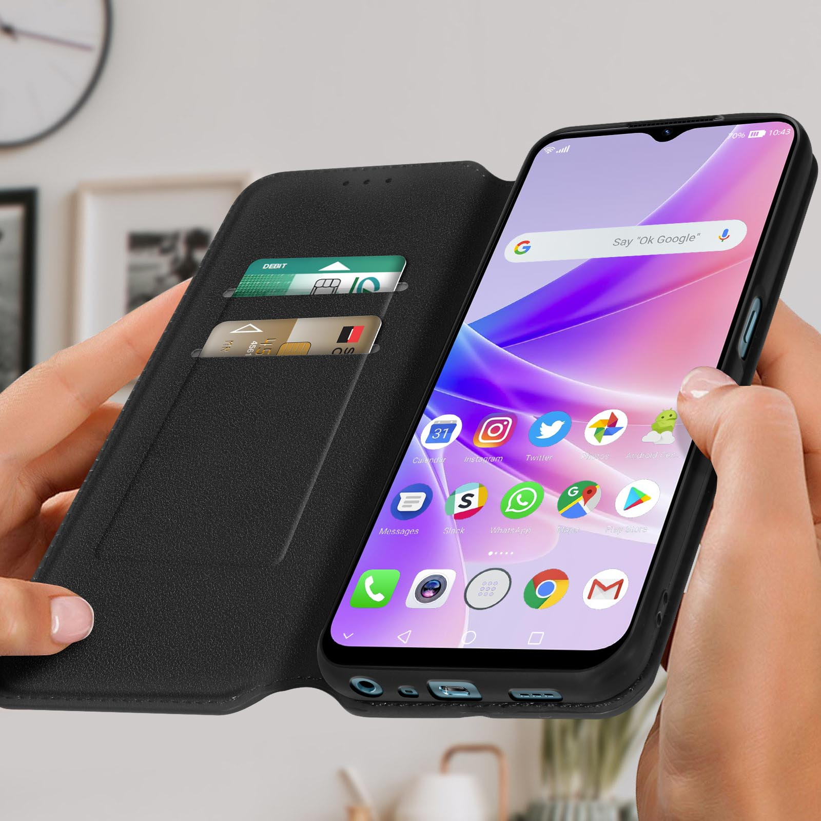 Smartphone in custodia, mostra la schermata iniziale, tenuto in mano.