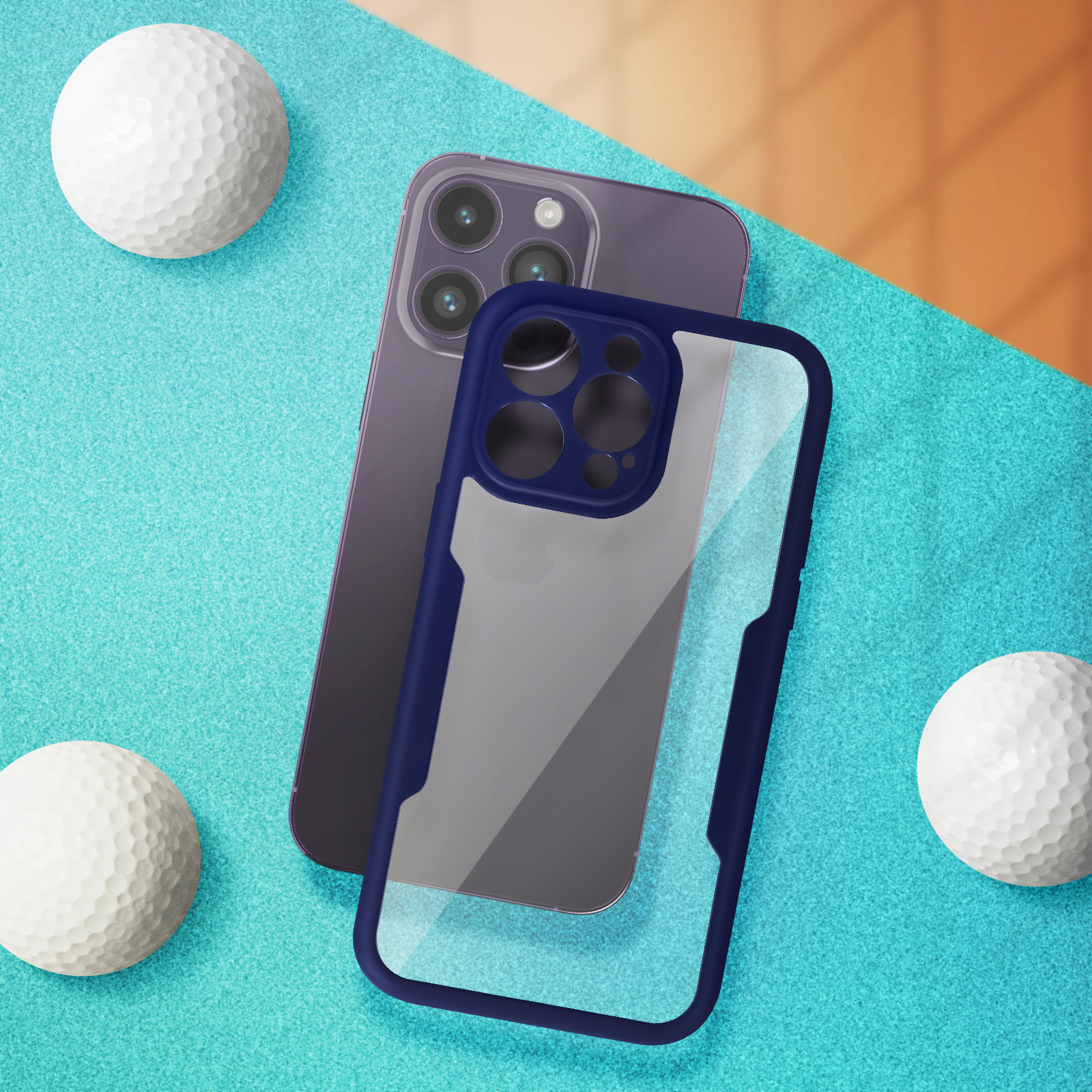 Telefoon en hoesje naast golfballen op een blauw oppervlak. Hoesje heeft een blauw frame.