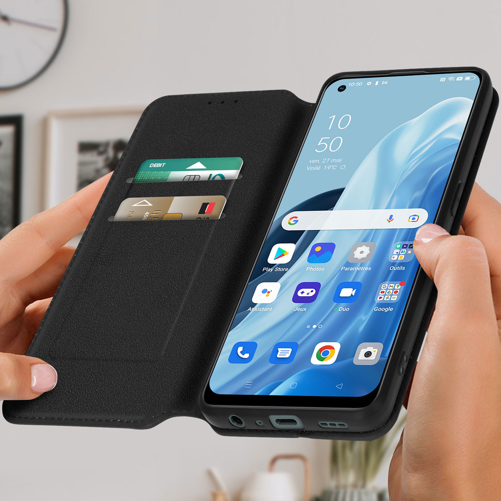 Telefono in custodia nera, schermo mostra icone app, tenuto in mano.