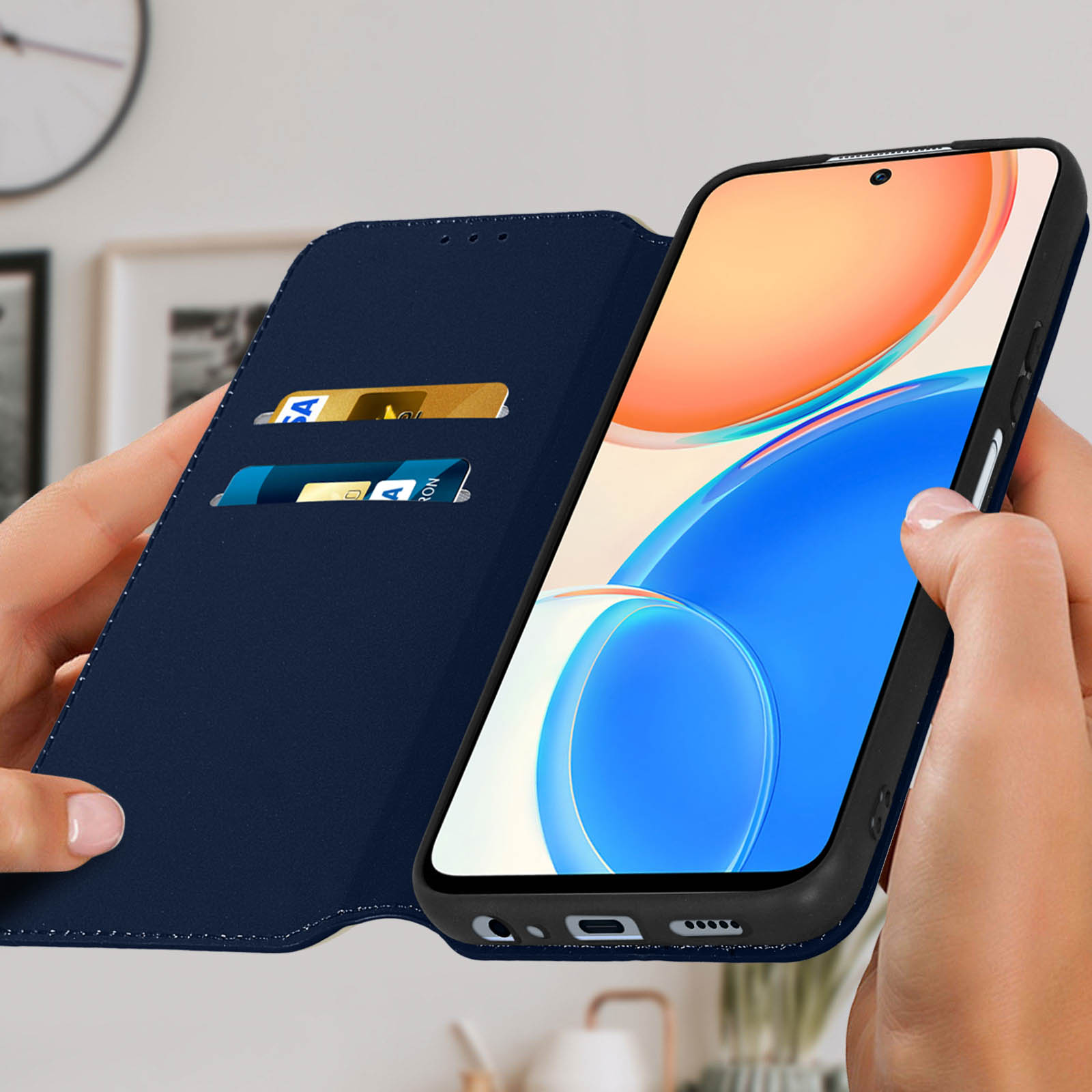 Mains tenant un étui de téléphone bleu de style portefeuille avec un téléphone à l'intérieur. Il y a des fentes pour cartes.