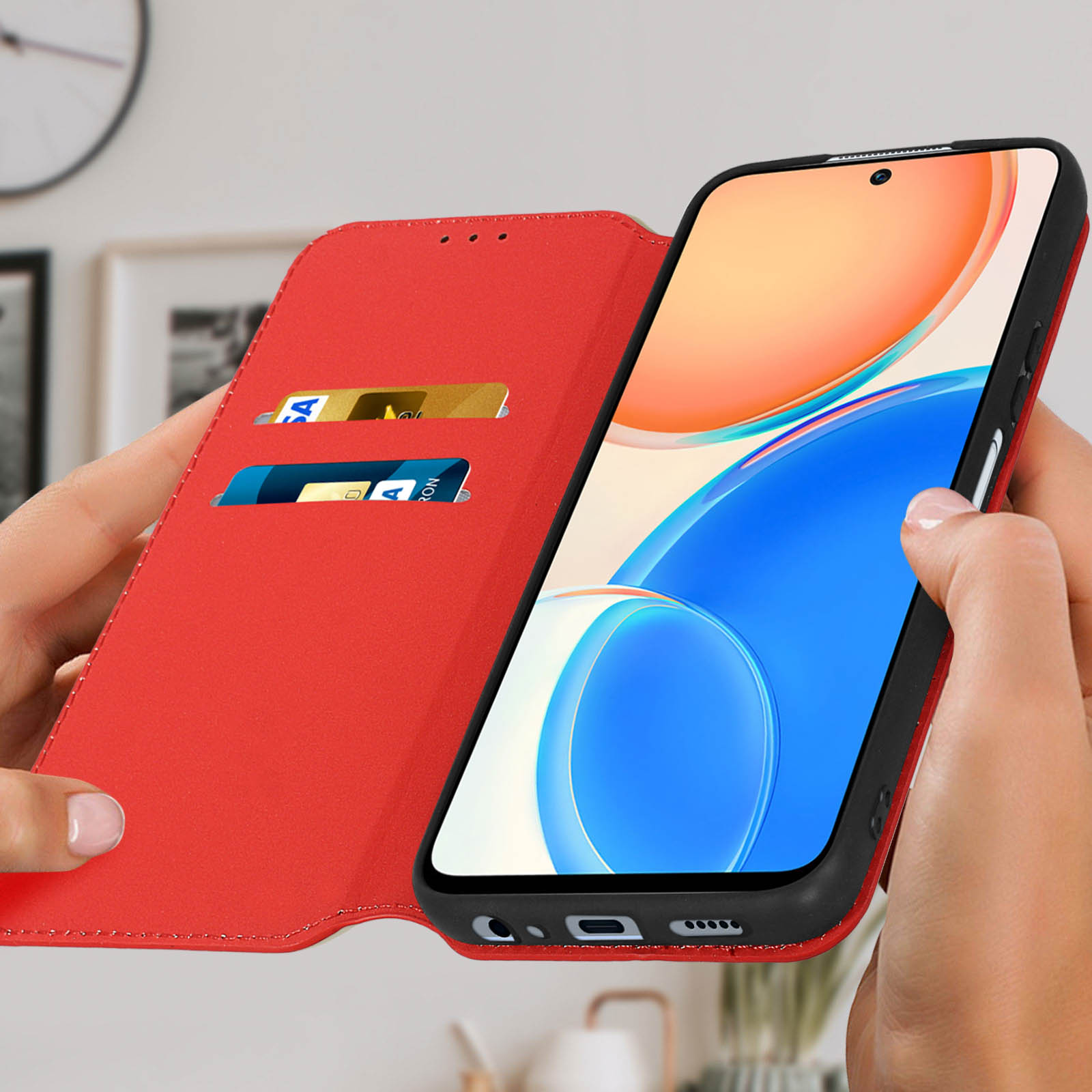 Téléphone dans un étui portefeuille rouge avec cartes visibles.