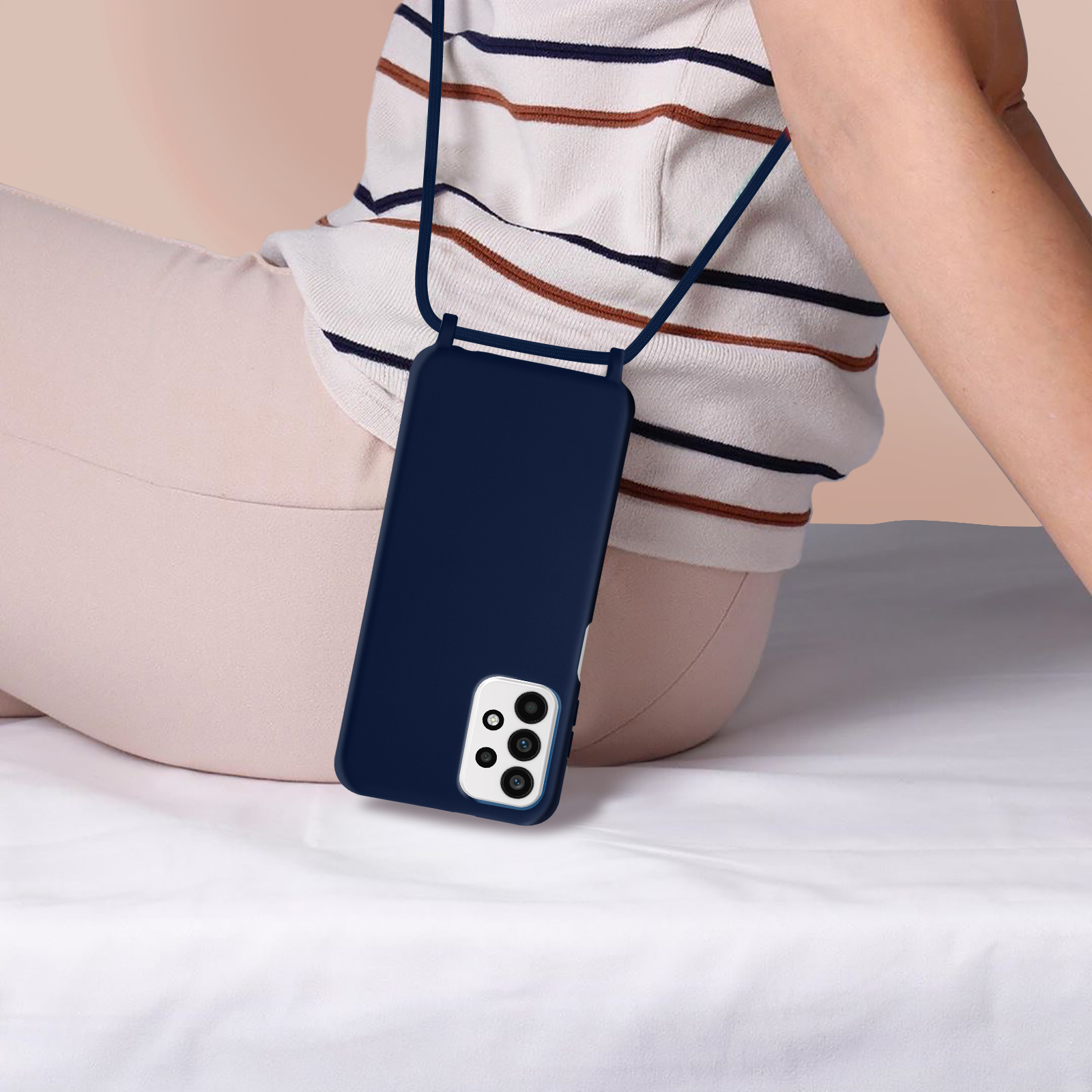 Blauwe telefoon met marineblauwe lanyard. Persoon in gestreept shirt.