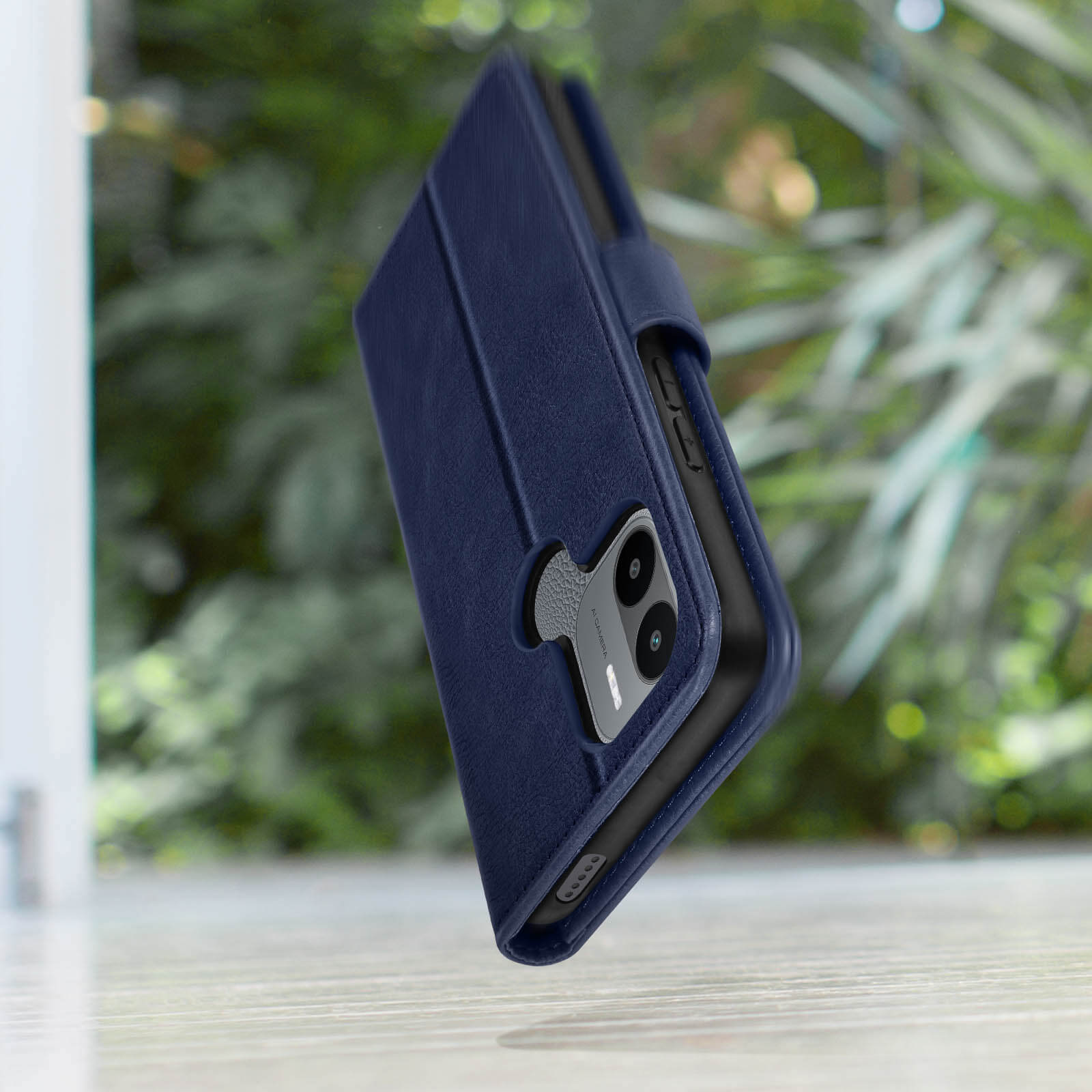 Custodia blu scuro per telefono su superficie in legno. Molteplici fotocamere.