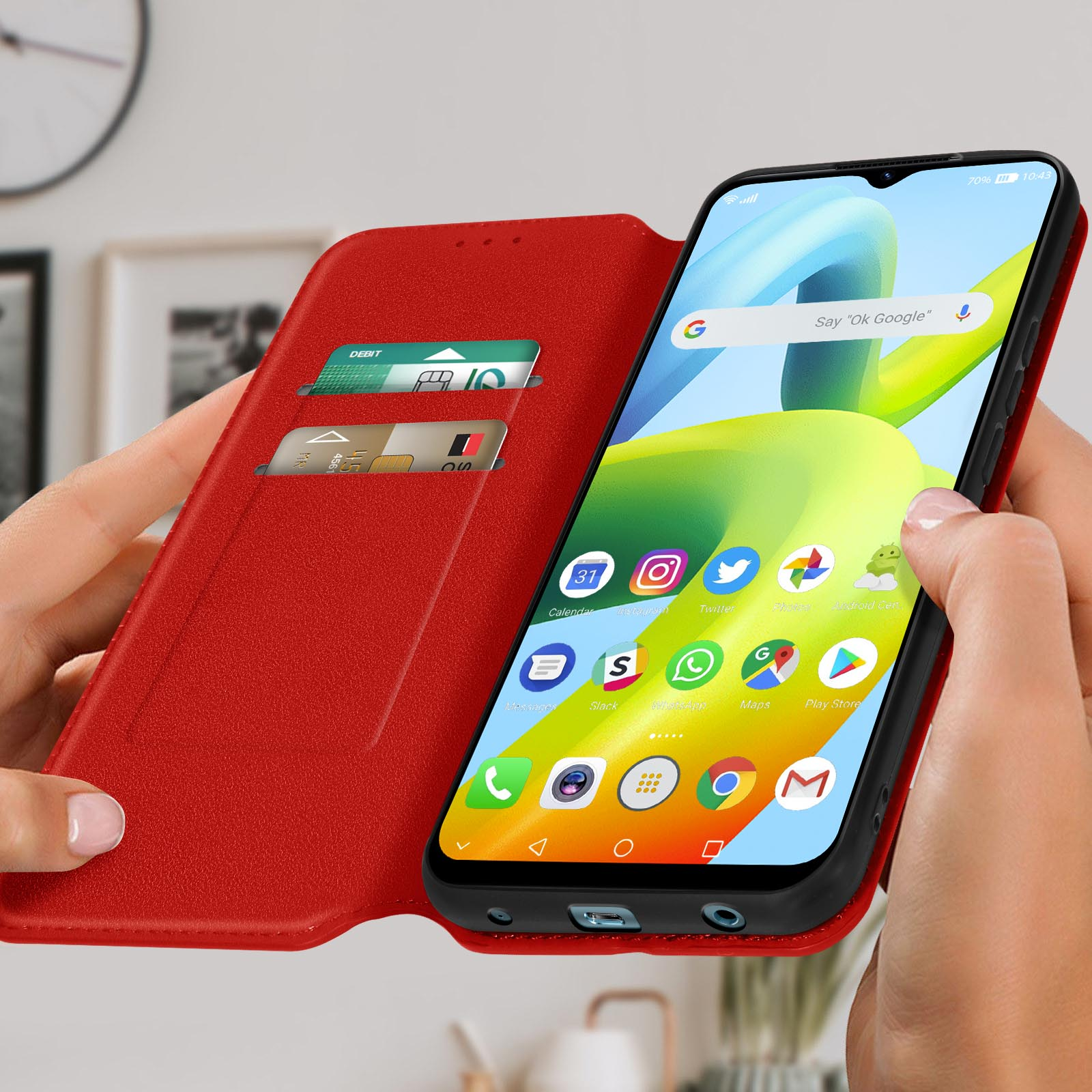 Un telefono in una custodia a portafoglio rossa. La custodia è aperta, mostrando lo schermo e le carte.