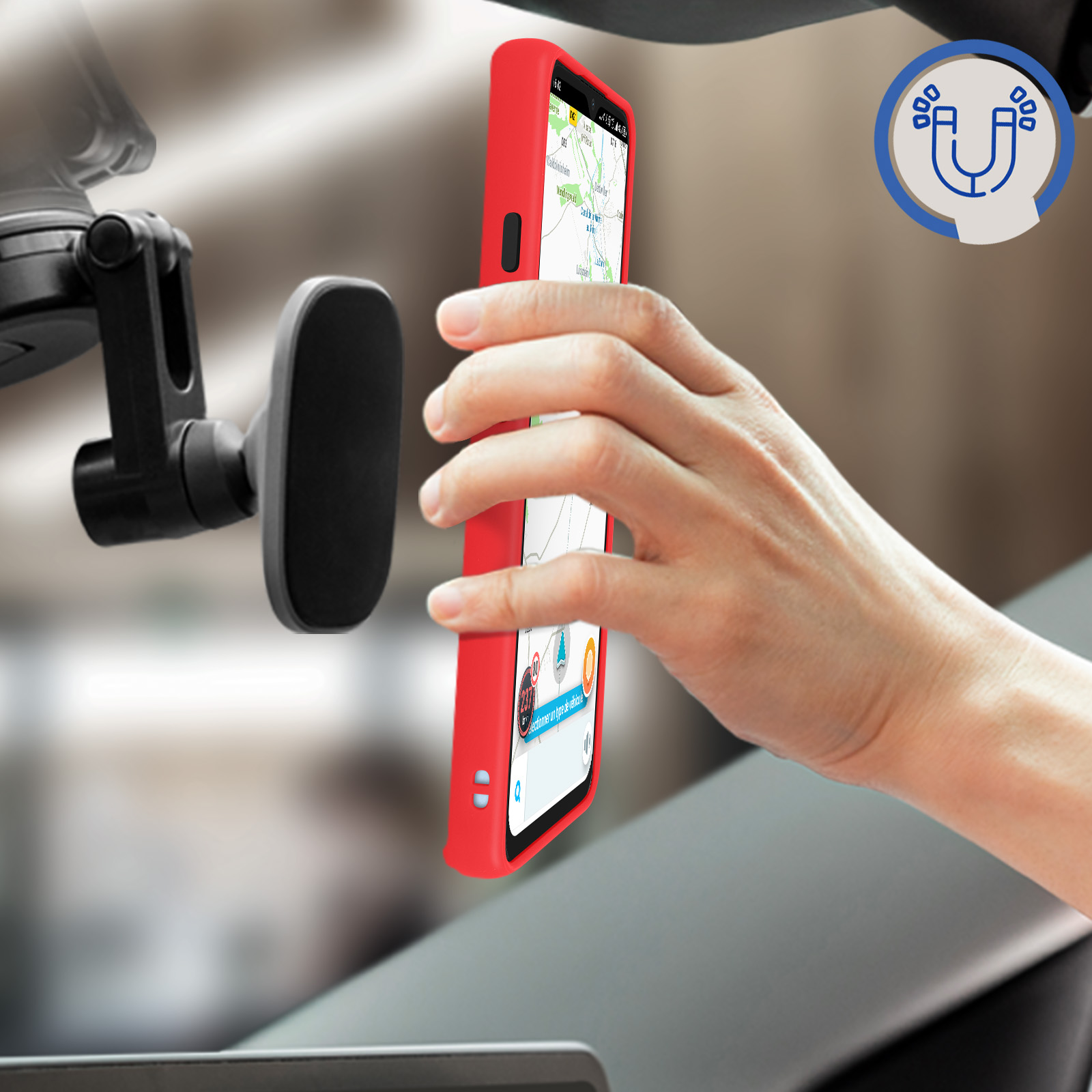 Mano che tiene un telefono rosso in auto, con supporto magnetico e app di navigazione sullo schermo.